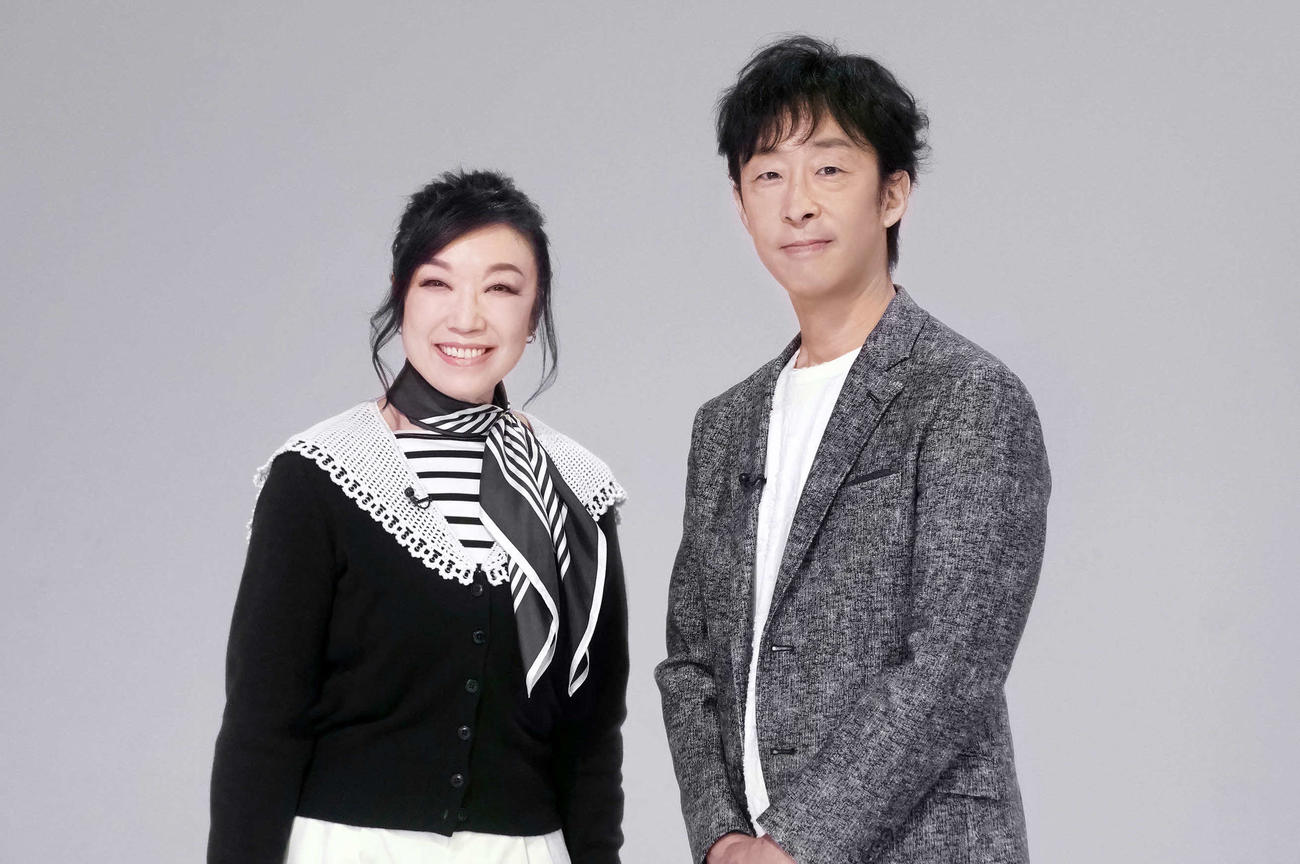 フジテレビ系「小さい頃は、神様がいて」の主題歌を担当する松任谷由実と主演の北村有起哉（C）フジテレビ