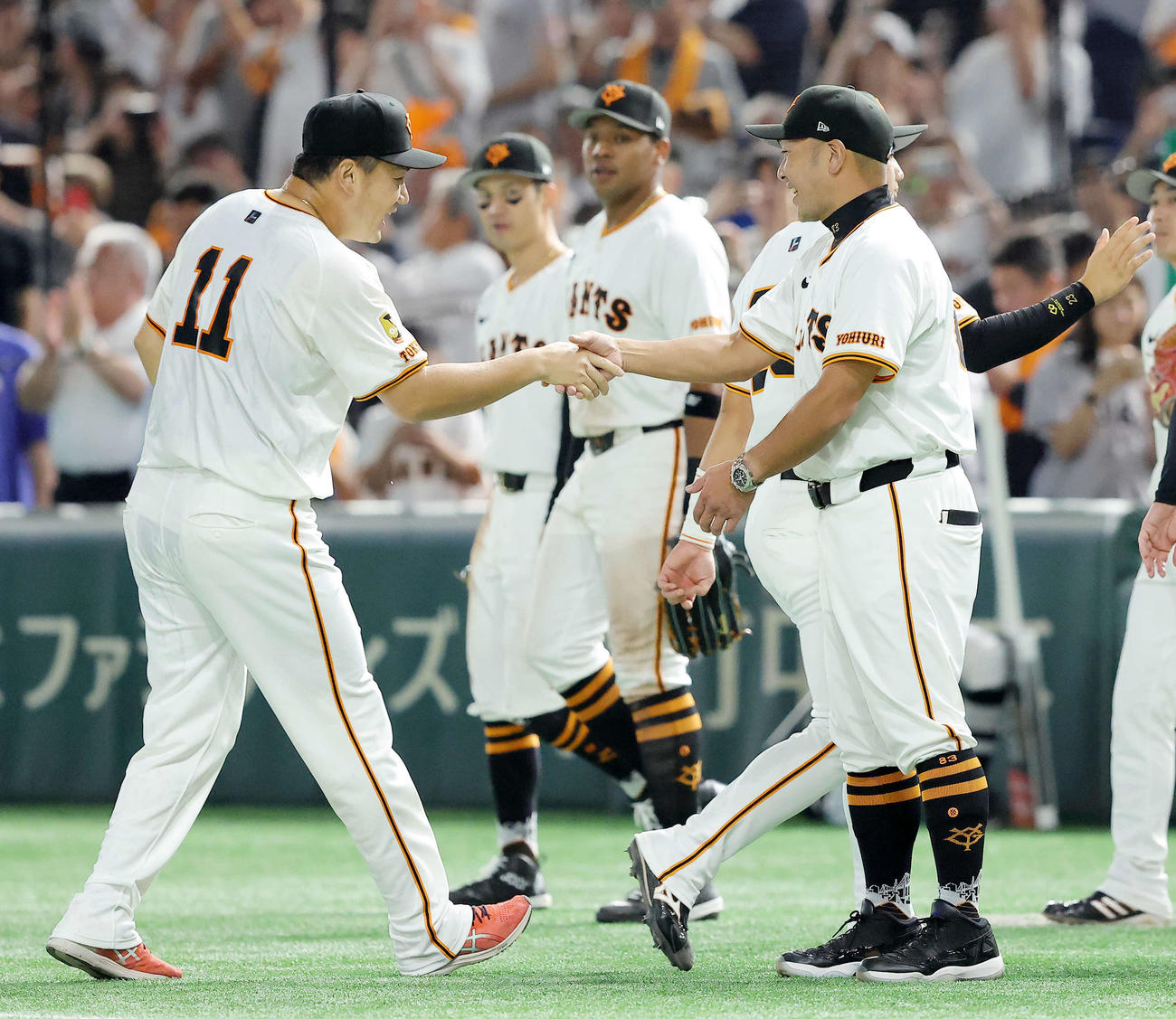 巨人対中日　日米通算200勝を達成し阿部監督（右）と握手を交わす田中将（撮影・河田真司）