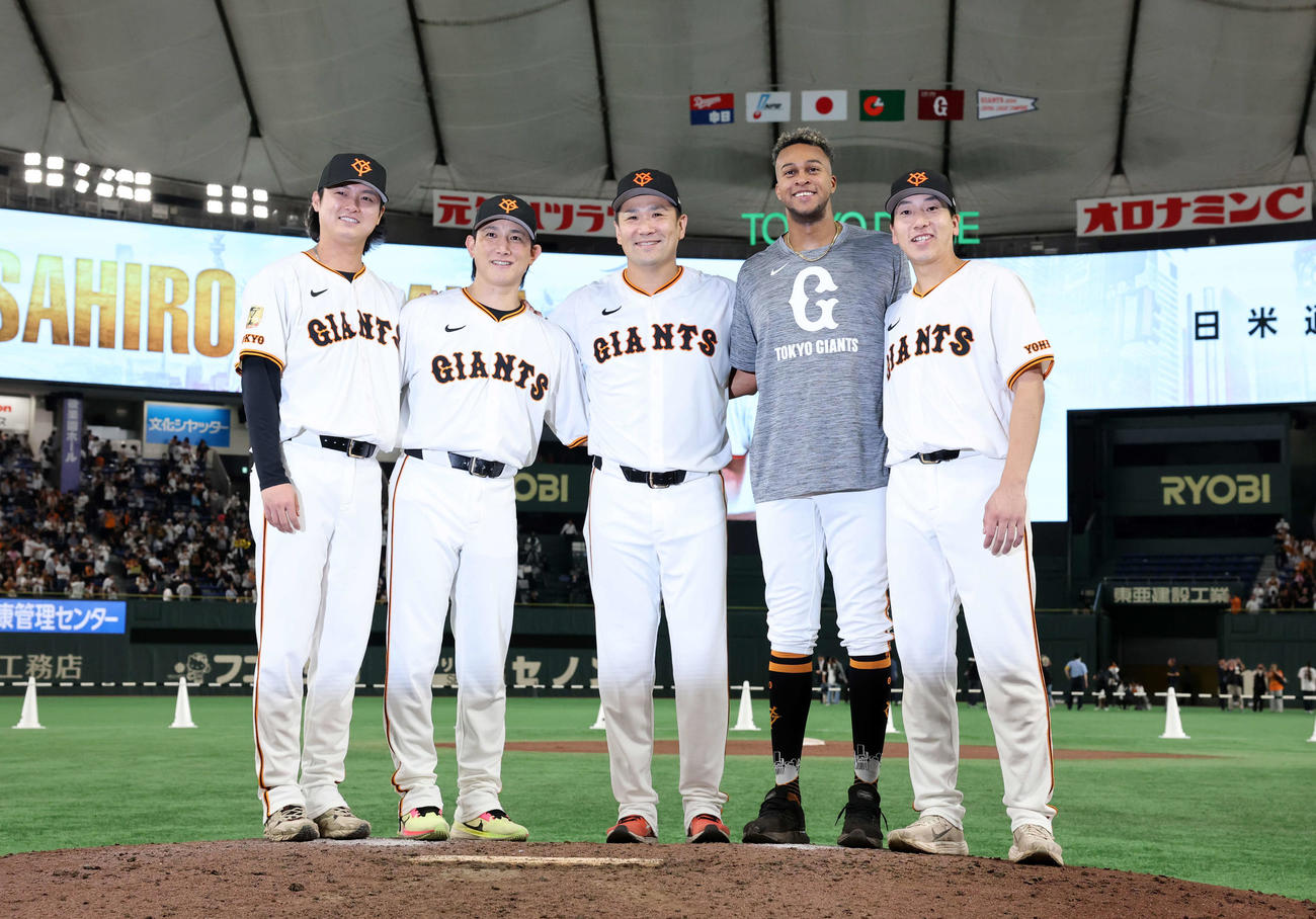 巨人対中日　日米通算200勝を達成した巨人田中将（中央）はマウンドで、左から田中瑛、小林、1人おいてマルティネス、大勢と記念撮影（撮影・浅見桂子）