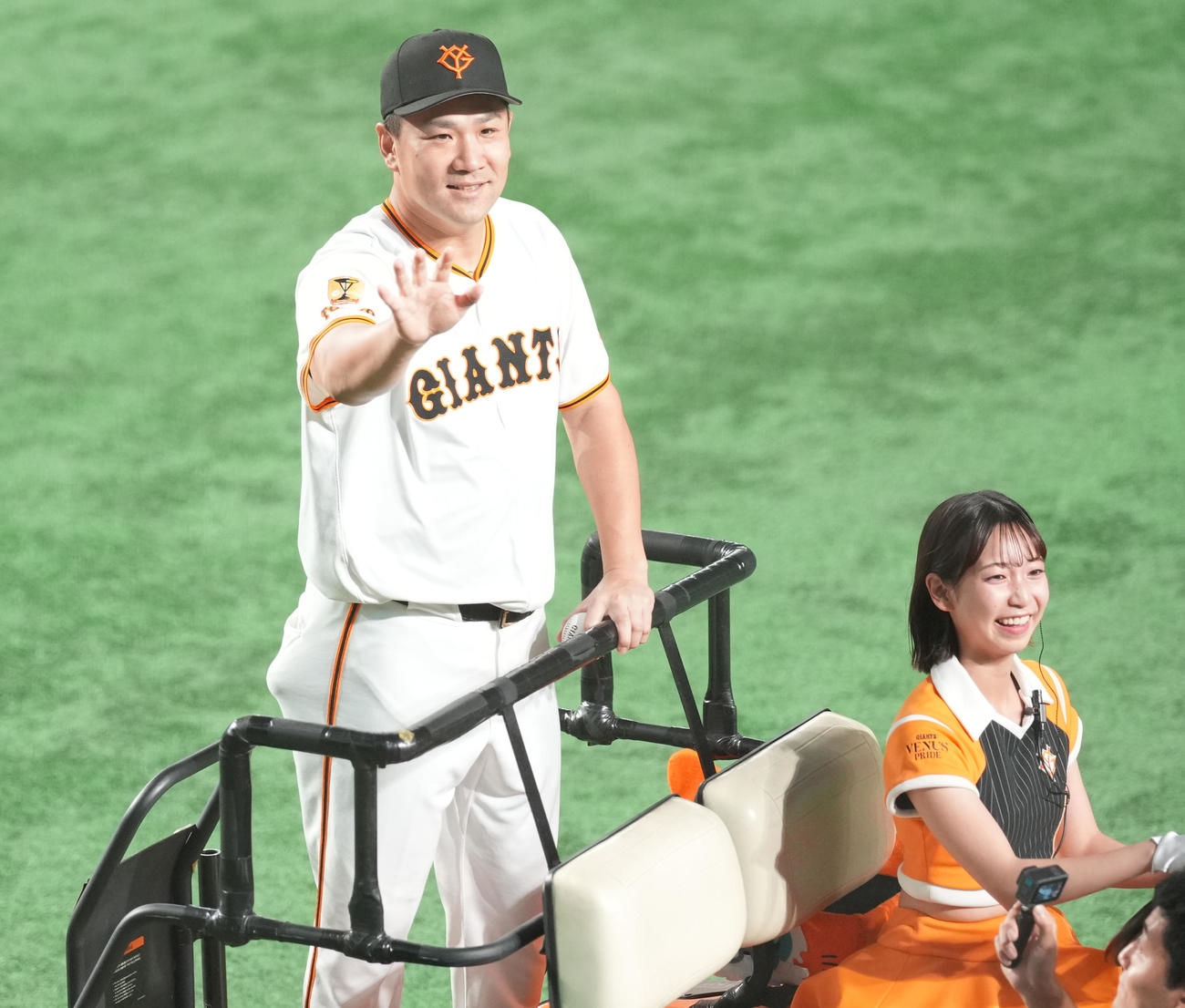 巨人対中日　日米通算200勝を達成し、ファンに手を振る巨人田中将（撮影・鈴木みどり）