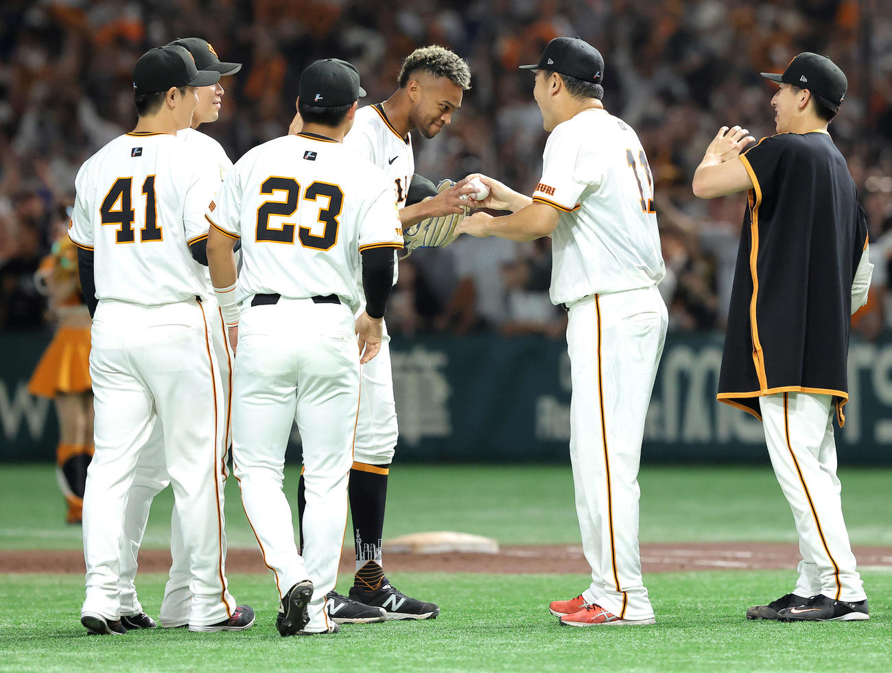 巨人対中日　日米通算200勝を達成した田中将（右から2人目）はマルティネスから勝利球を受け取る（撮影・河田真司）