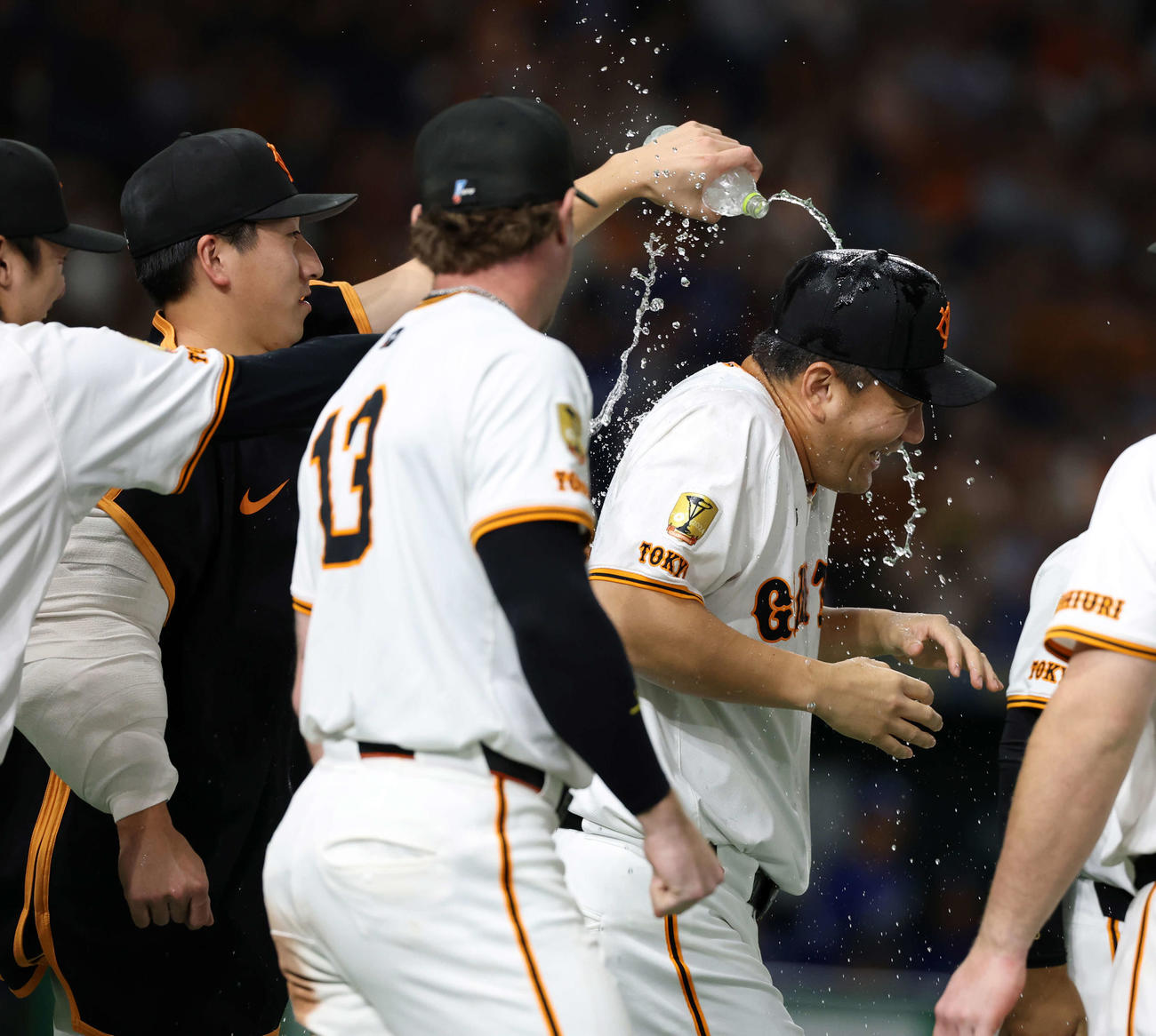 巨人対中日　勝利を決めて日米通算200勝を達成した巨人田中将（右）は大勢（左）らから水シャワーで祝福される（撮影（撮影・浅見桂子）