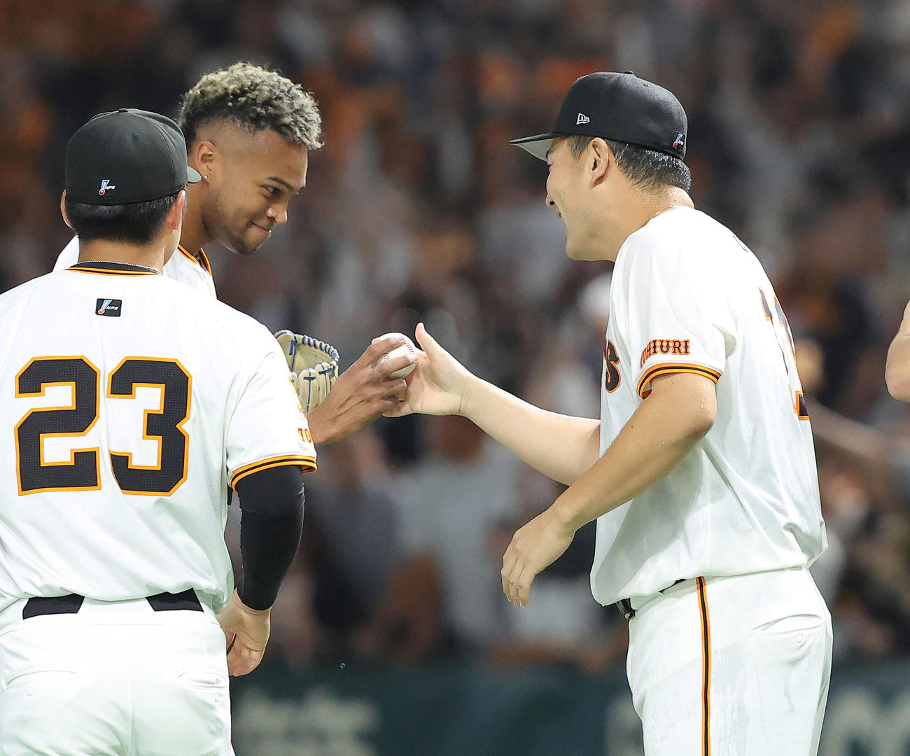 巨人対中日　日米通算200勝を達成した田中将（右）はマルティネスから勝利球を受け取る（撮影・河田真司）
