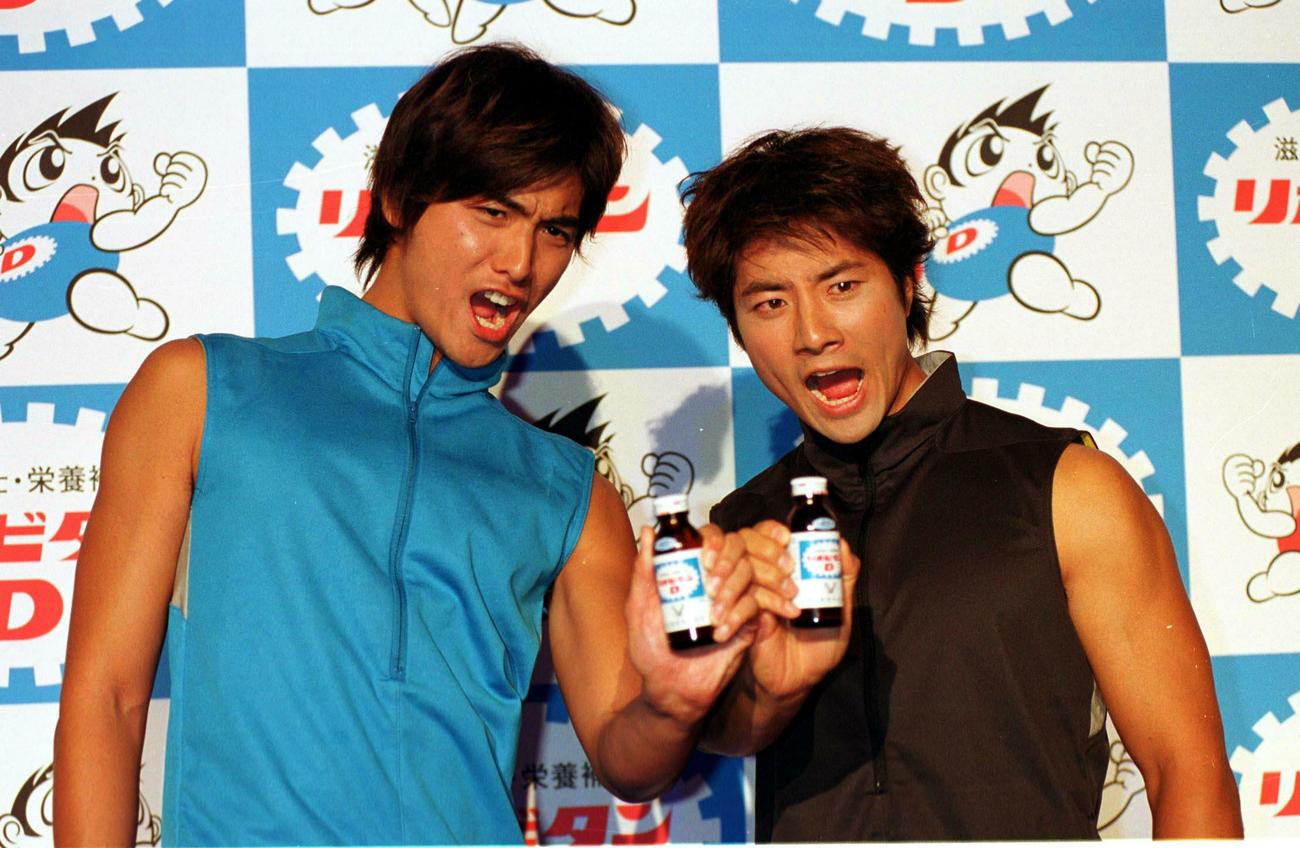 2002年3月、「リポビタンD」の新CMでコンビを組むケイン・コスギ（右）と滝川英治
