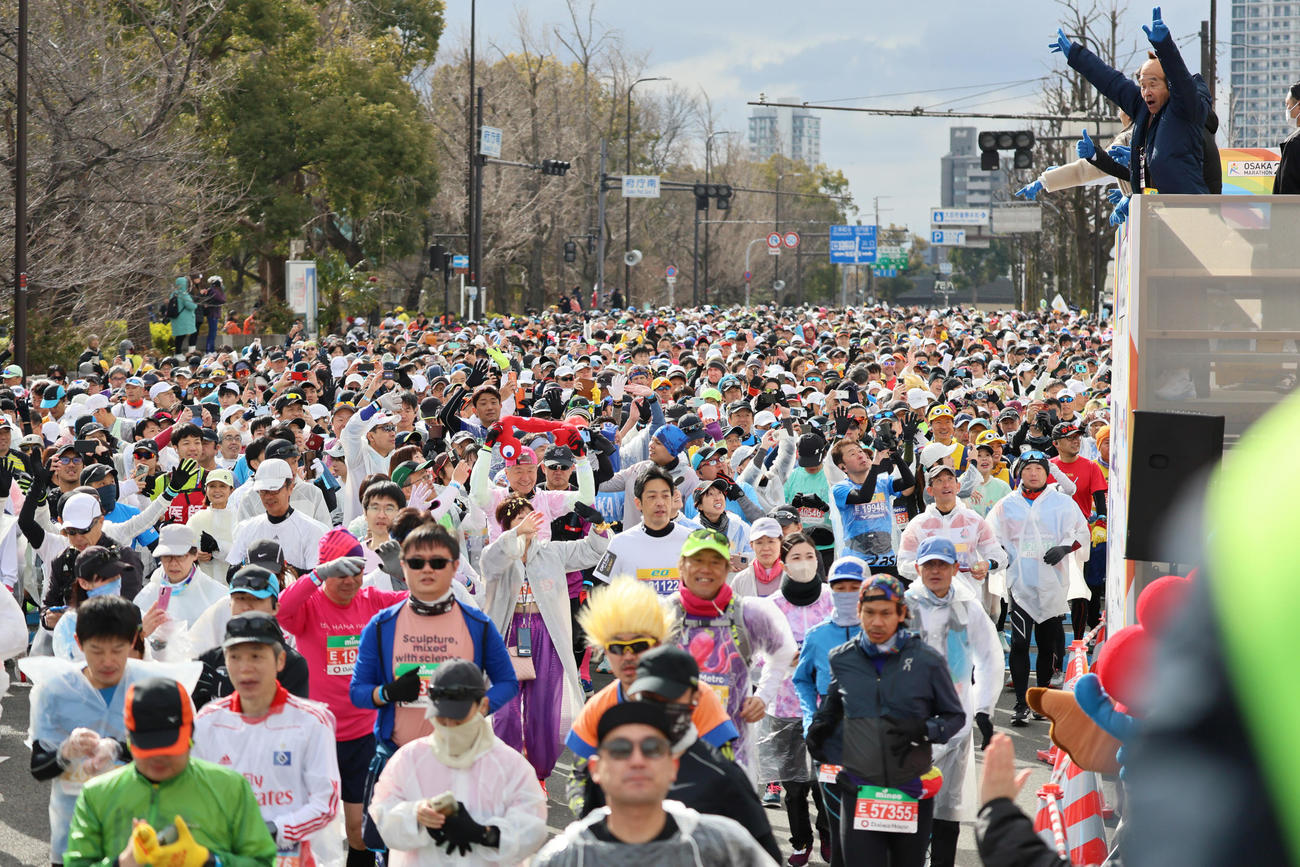 2025年2月 大阪マラソンでスタートするランナーたち