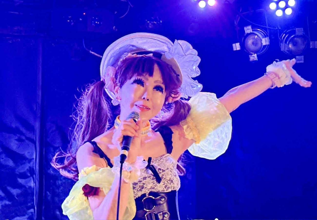 「ひとみん讃岐ナイト」で熱唱する恵中瞳