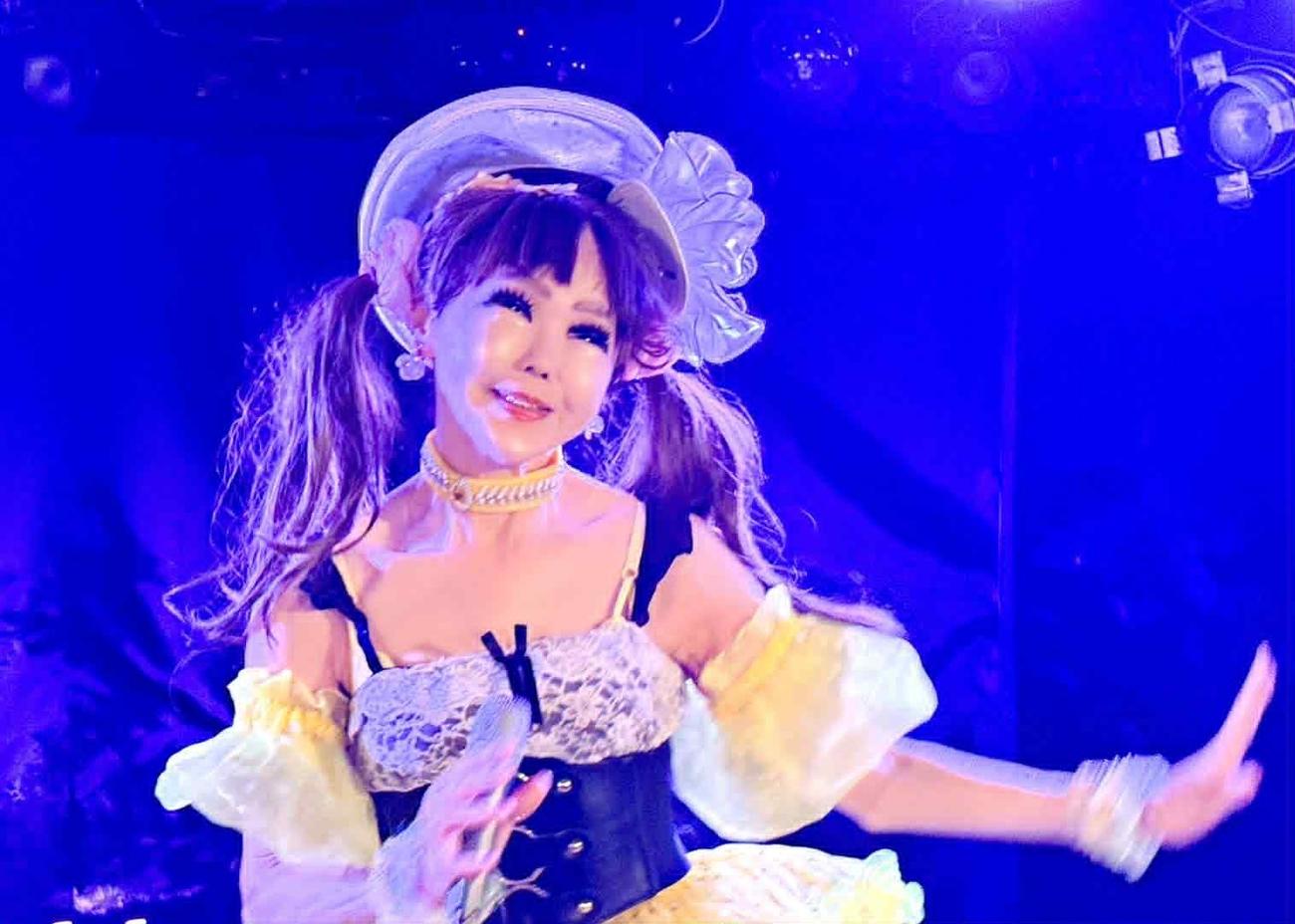 「ひとみん讃岐ナイト」で熱唱する恵中瞳