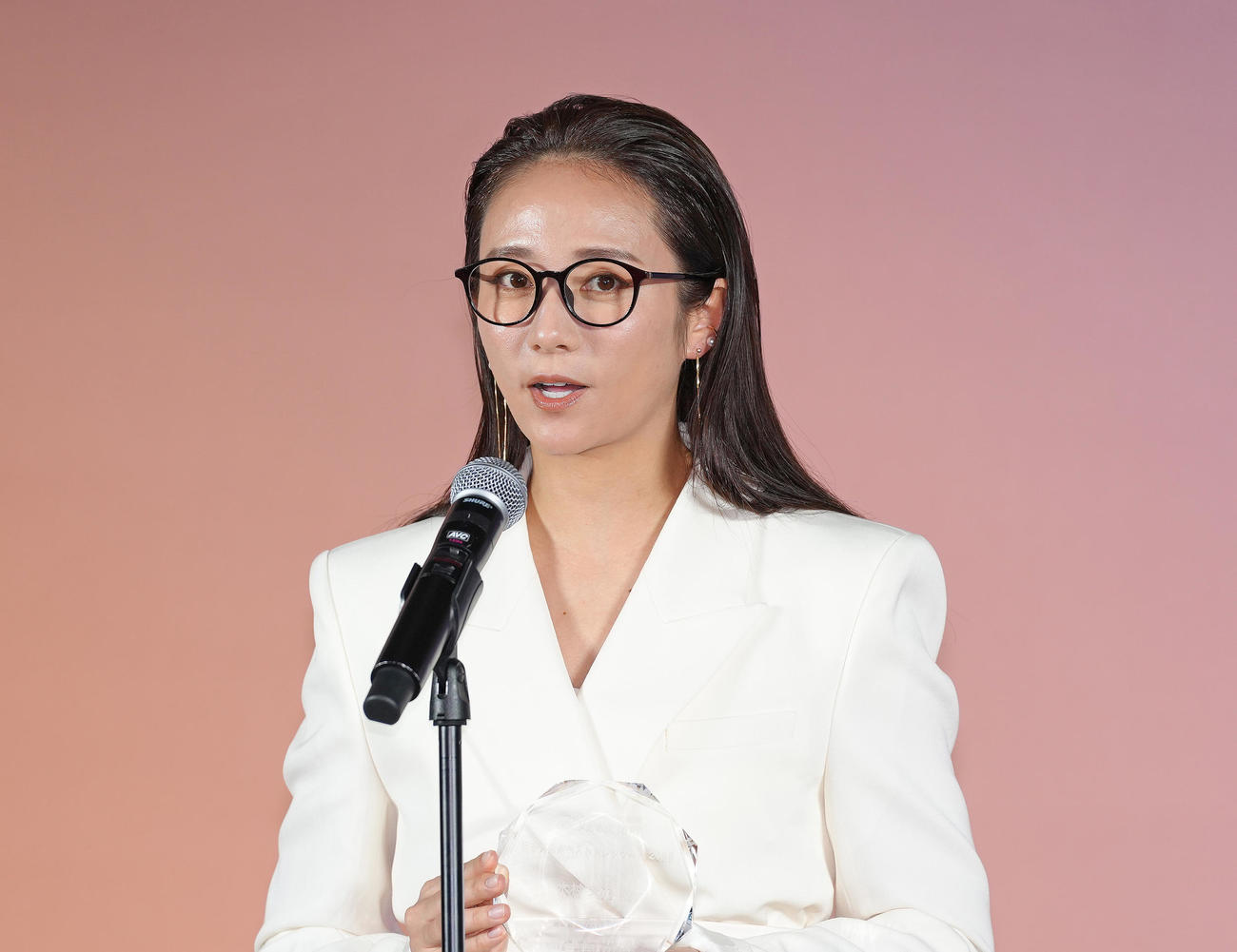 日本メガネベストドレッサー賞表彰式で受賞の喜びを語る木村文乃（撮影・足立雅史）