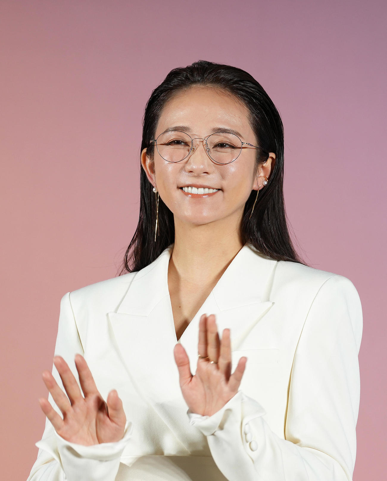 日本メガネベストドレッサー賞表彰式で笑顔を見せる木村文乃（撮影・足立雅史）