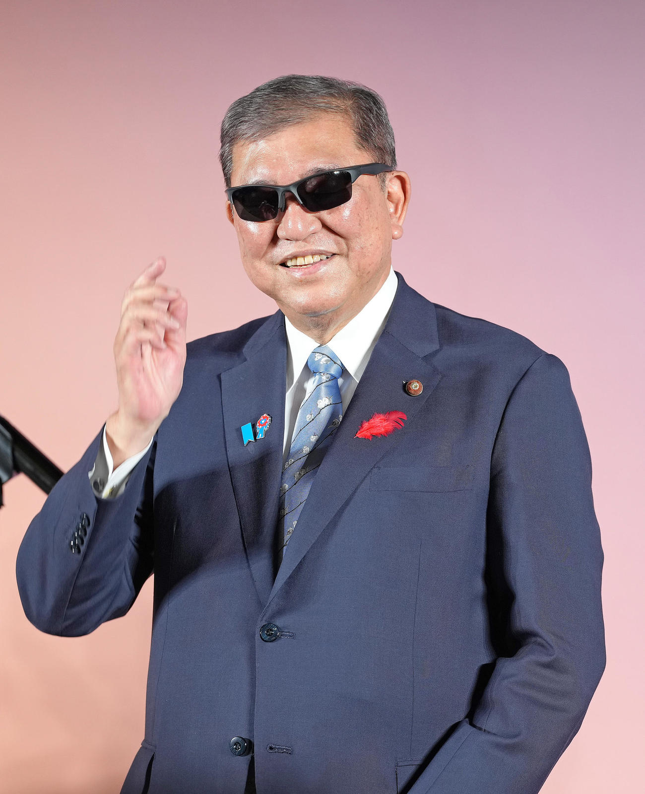 日本メガネベストドレッサー賞表彰式に登壇し、サングラスをかける石破茂首相（撮影・足立雅史）