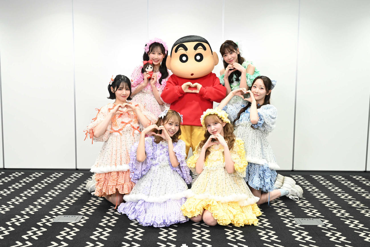「クレヨンしんちゃん」の新主題歌を歌うFRUITS ZIPPERはしんちゃんと初対面（C）tv asahi All Rights Reserved.