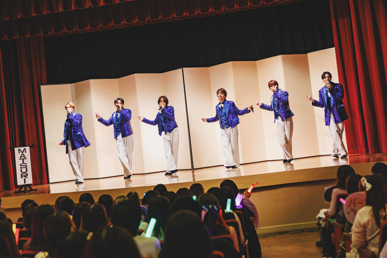浅草東洋館で「漫才大行進」に初出演したMATSURI。左から渡辺真、橋爪健二、小野寺翼、松岡卓弥、鈴木渉、柳田優樹