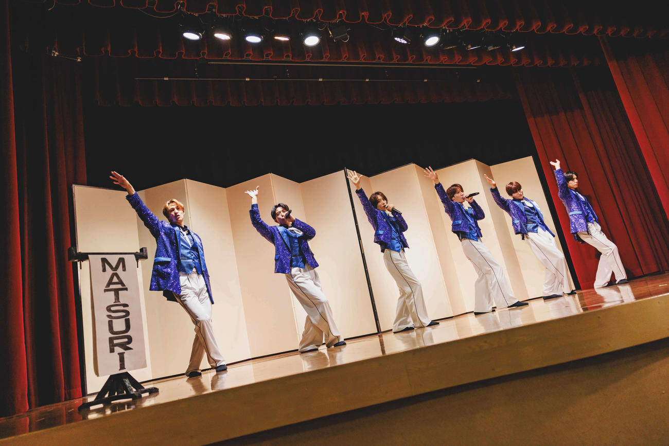 浅草東洋館で「漫才大行進」に初出演したMATSURI。左から渡辺真、橋爪健二、小野寺翼、松岡卓弥、鈴木渉、柳田優樹