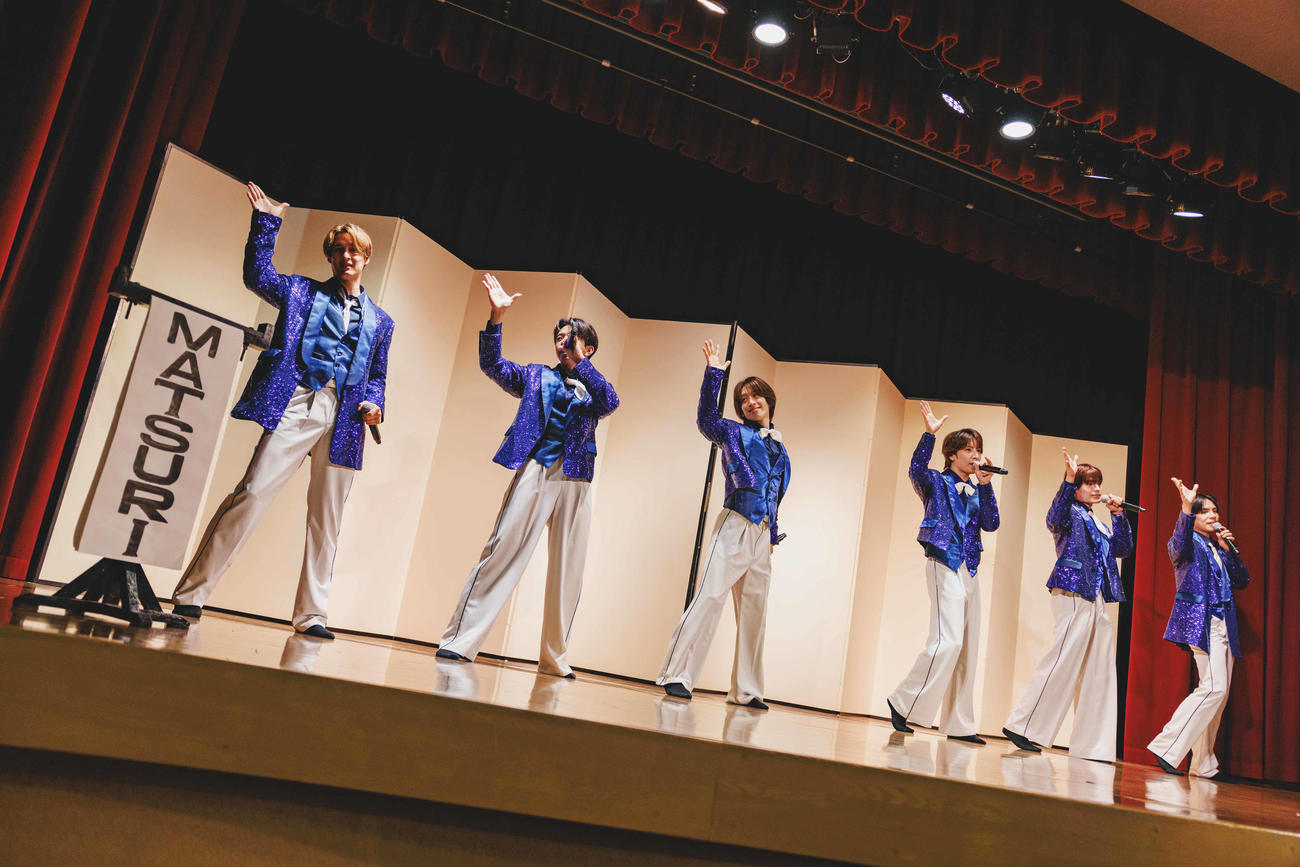 浅草東洋館で「漫才大行進」に初出演したMATSURI。左から渡辺真、橋爪健二、小野寺翼、松岡卓弥、鈴木渉、柳田優樹