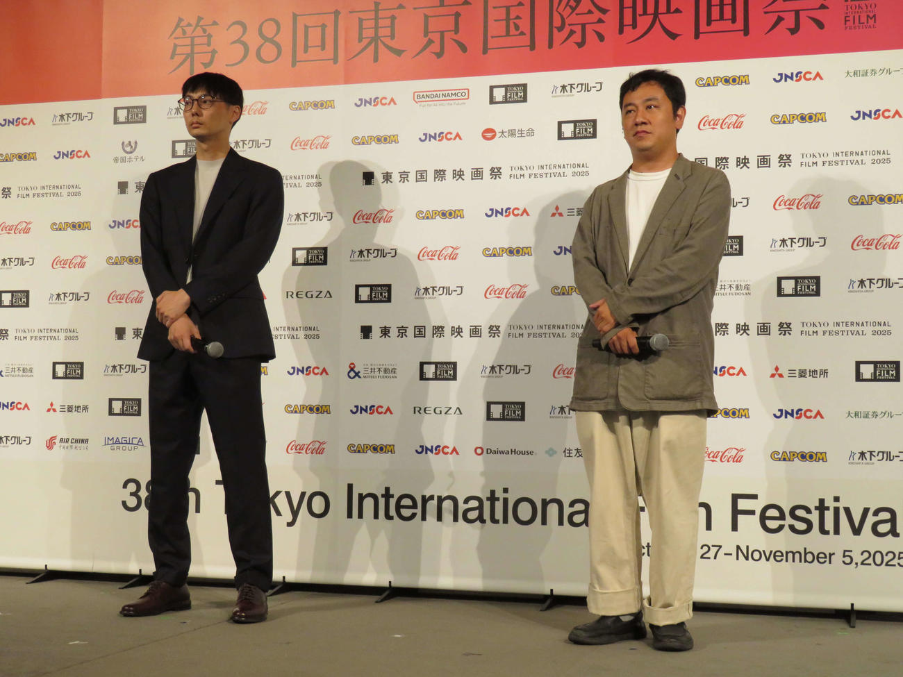 東京国際映画祭ラインナップ発表記者会見に登壇した「金髪」の坂下雄一郎監督（左）と「恒星の向こう側」の中川龍太郎監督（撮影・村上幸将）