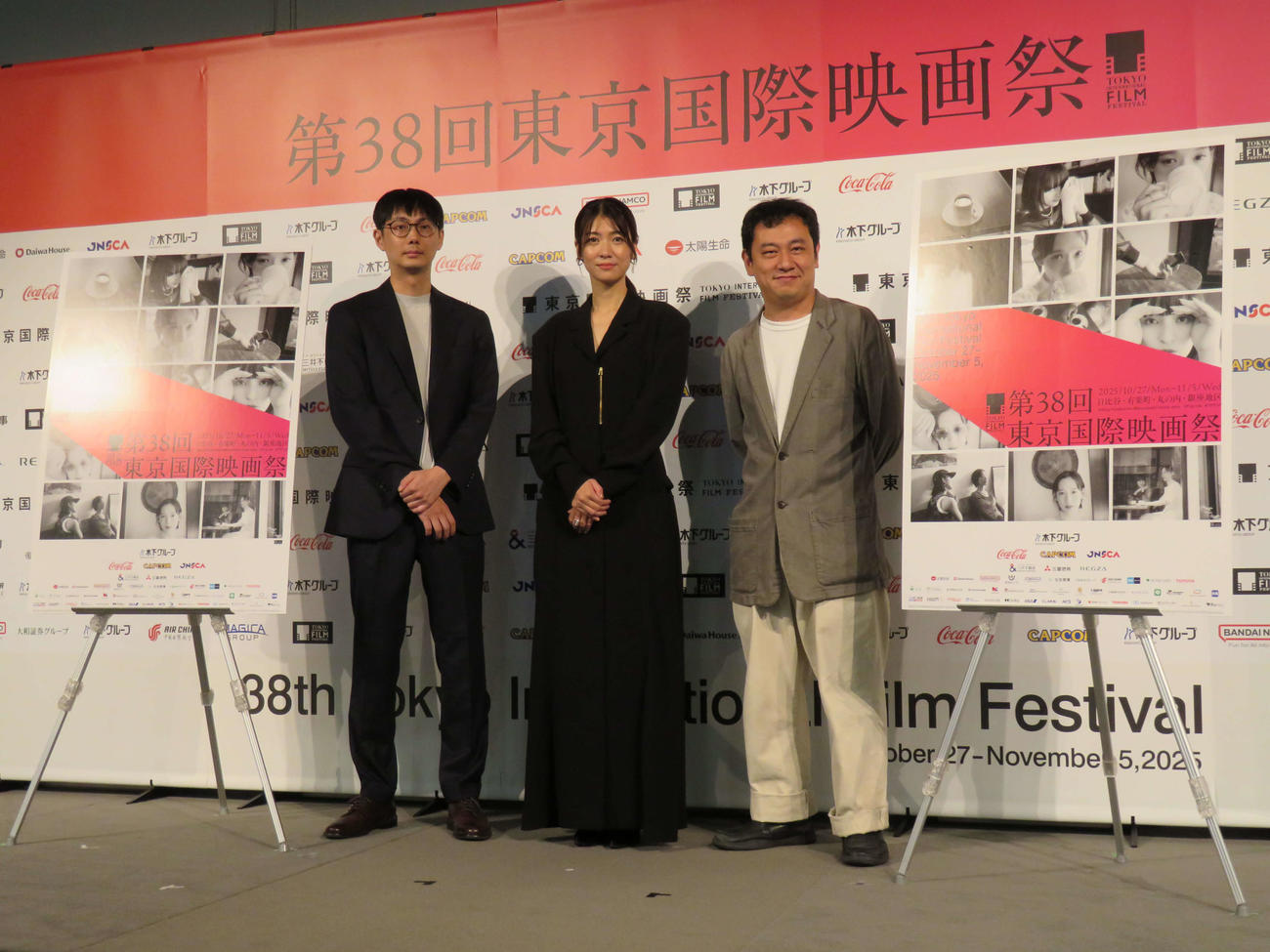 東京国際映画祭ラインナップ発表記者会見に登壇した、左から「金髪」の坂下雄一郎監督、フェスティバル・ナビゲーターの瀧内公美、「恒星の向こう側」の中川龍太郎監督（撮影・村上幸将）