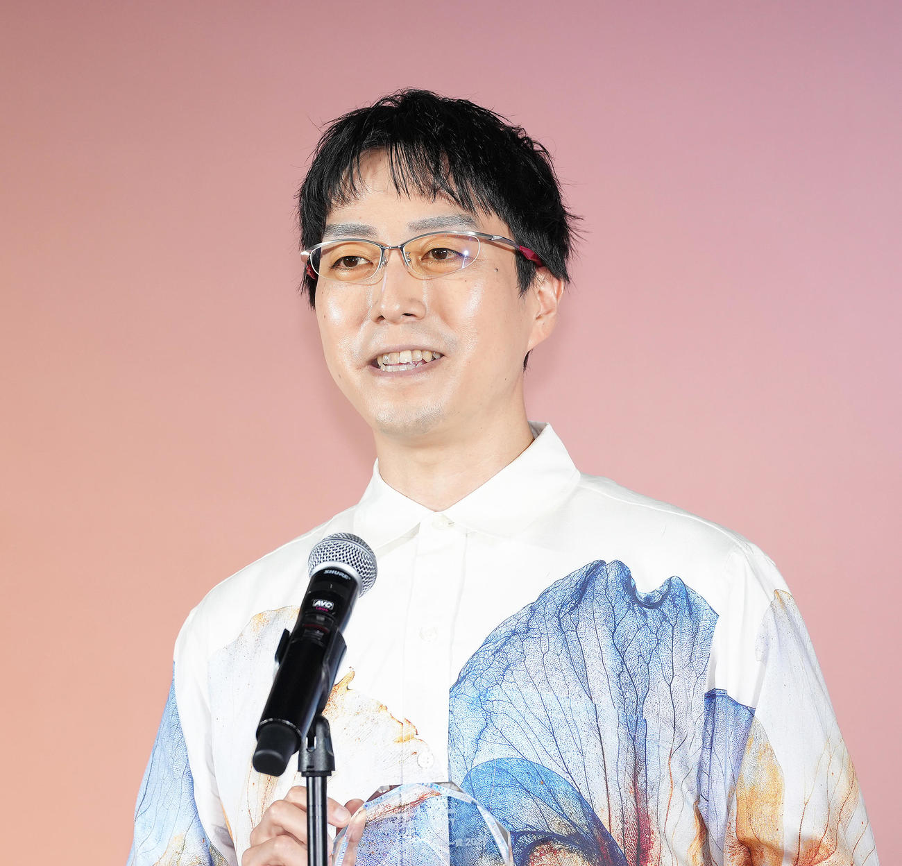 日本メガネベストドレッサー賞表彰式で受賞の喜びを語る経済学者の成田悠輔氏（撮影・足立雅史）