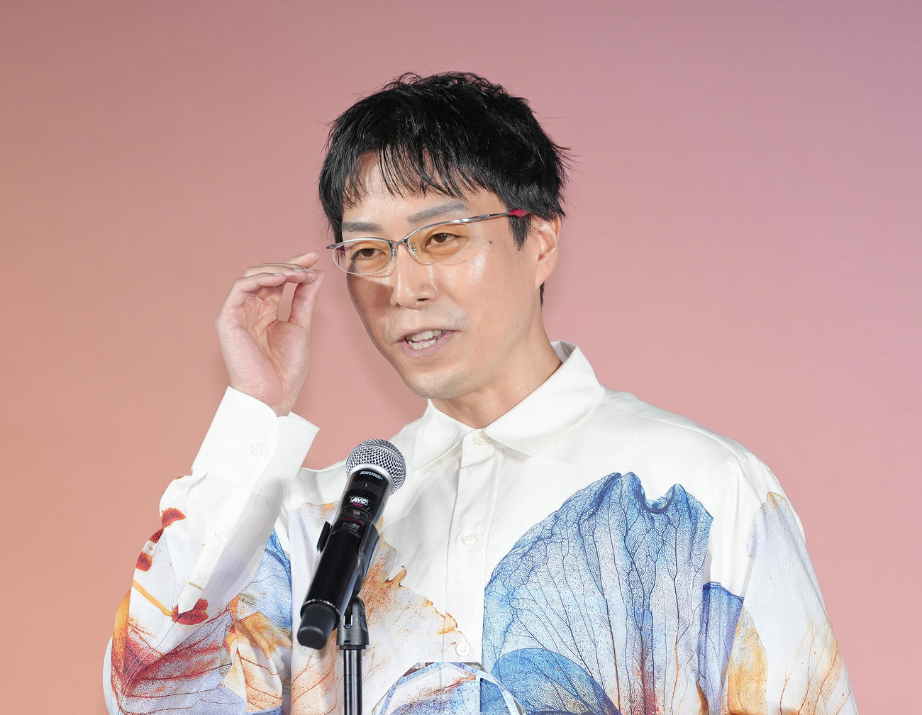 日本メガネベストドレッサー賞表彰式で受賞の喜びを語る経済学者の成田悠輔氏（撮影・足立雅史）