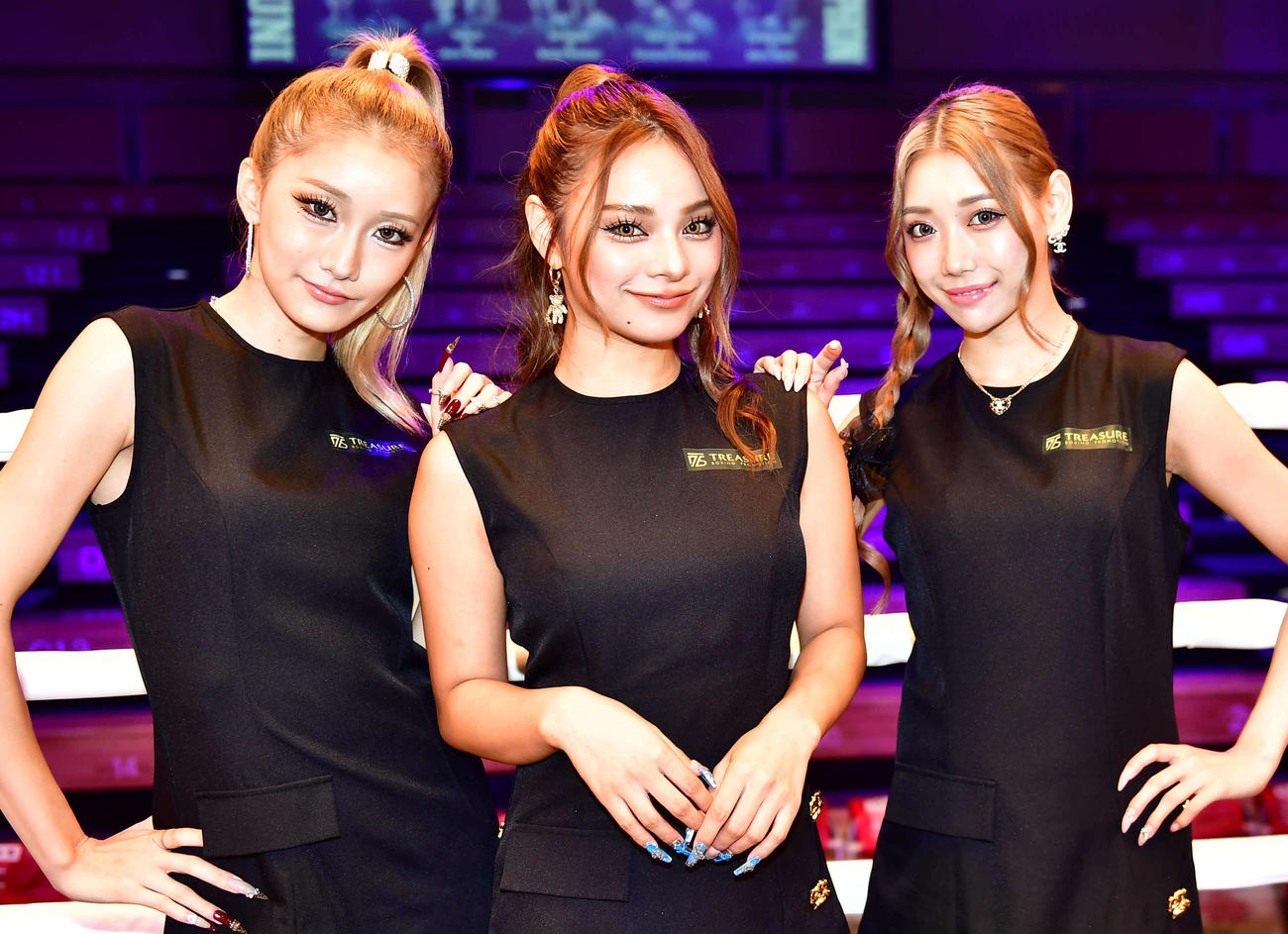プロボクシング大会「TREASURE BOXING10」でラウンドガールを務めた、左から、わだあり、まぁみ、あおぽん（撮影・松尾幸之介）