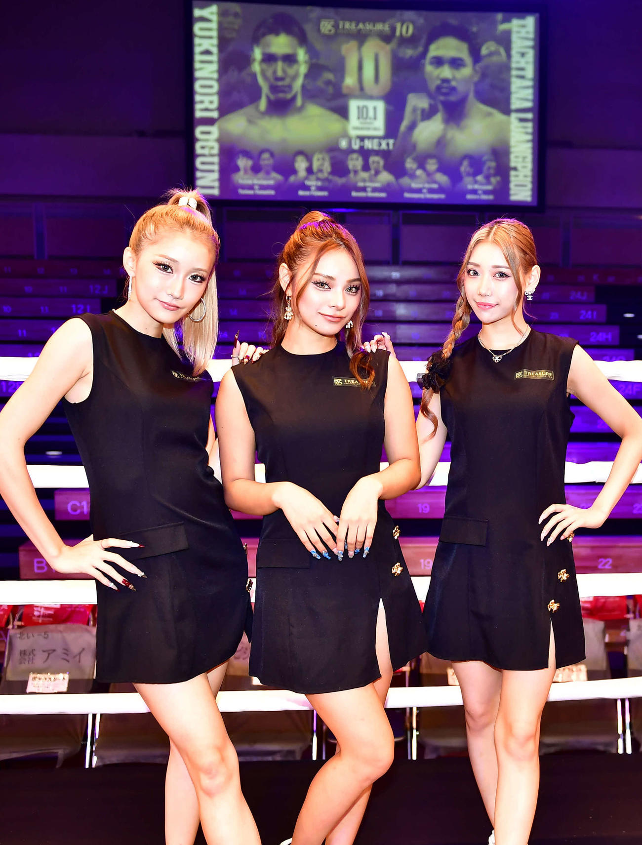 プロボクシング大会「TREASURE BOXING10」でラウンドガールを務めた、左から、わだあり、まぁみ、あおぽん（撮影・松尾幸之介）