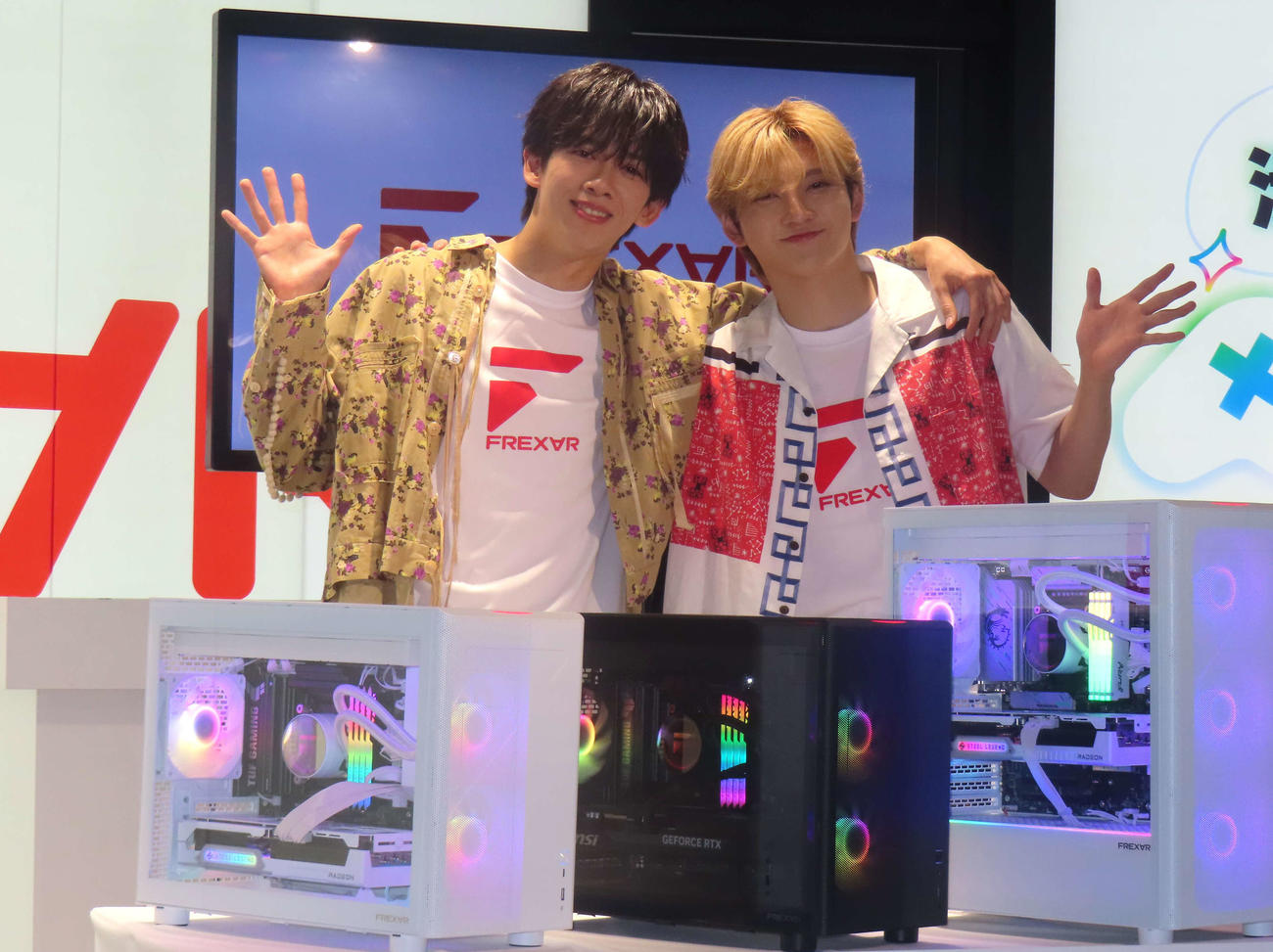ゲーミングPCの新ブランド発表会に登壇した超特急リョウガ（左）とユーキ