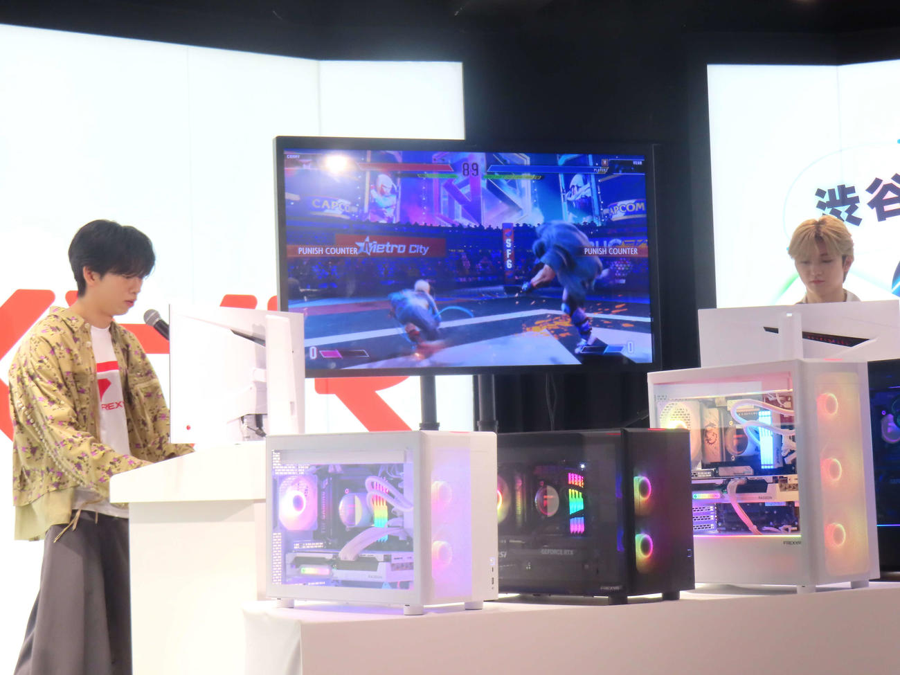 ゲーミングPCの新ブランド発表会に登壇し、ゲームで対戦する超特急リョウガ（左）とユーキ