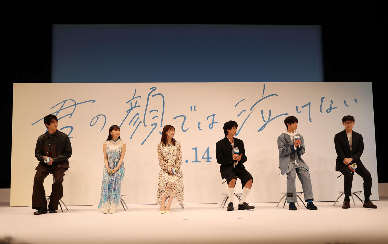 ジャパンプレミアに登壇した左から中沢元紀、西川愛莉、芳根京子、高橋海人、武市尚士、坂下雄一郎監督（撮影・増田悦実）