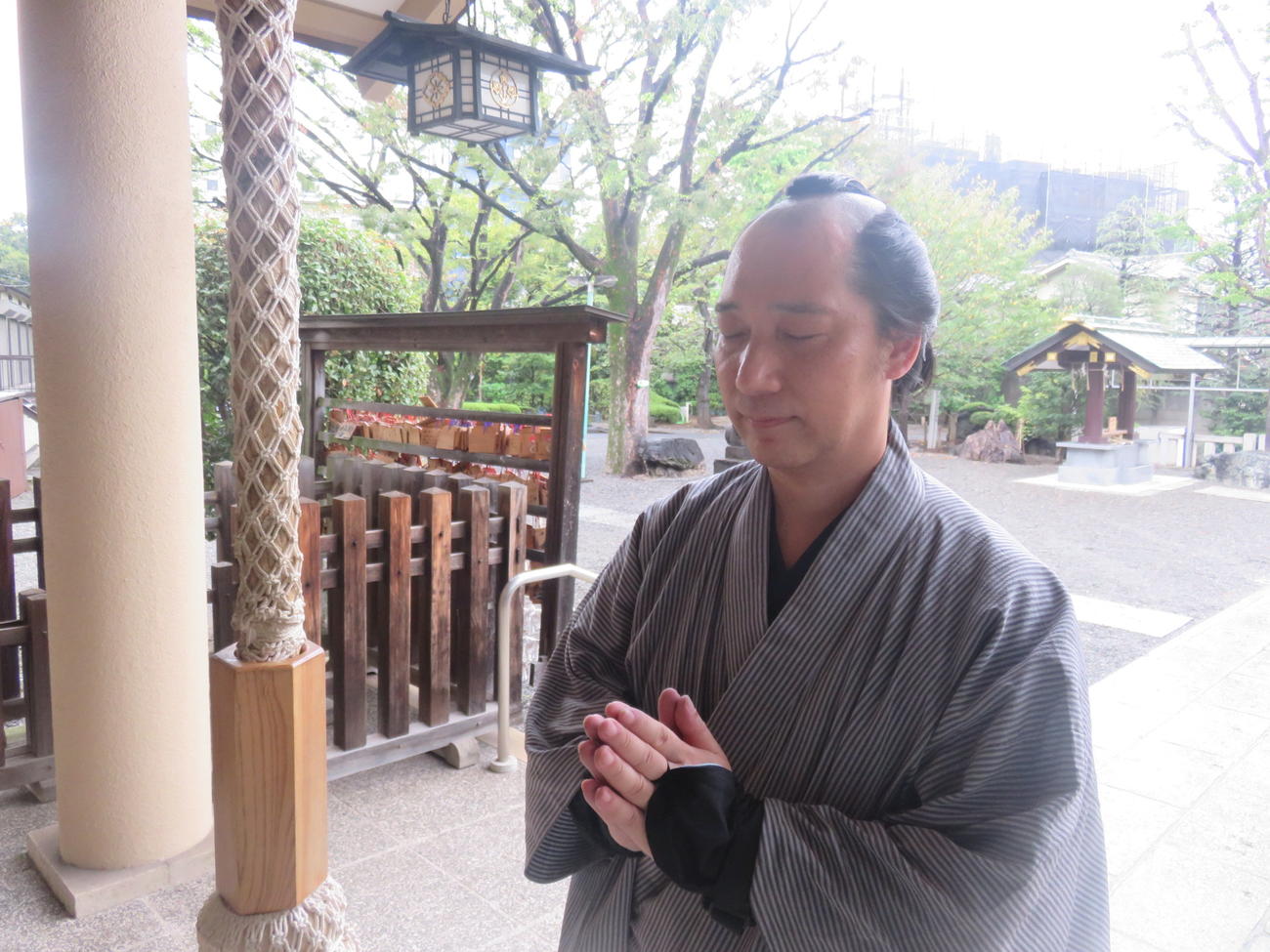 道中の無事をお参りする立川志の八（東京・品川の天祖諏訪神社で）