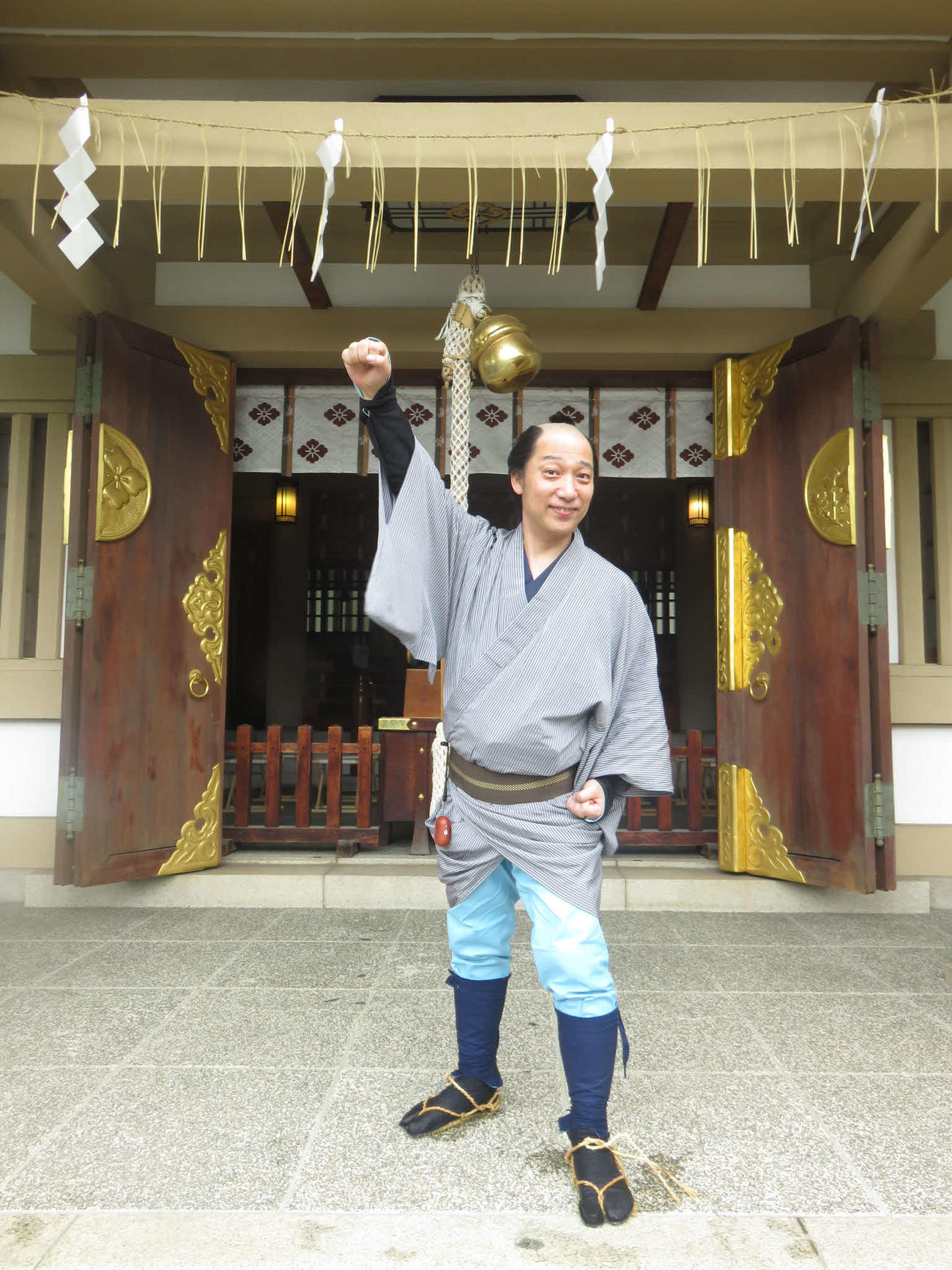 「東海道中膝瓜毛」完歩に気合を入れる立川志の八（東京・品川の天祖諏訪神社で）