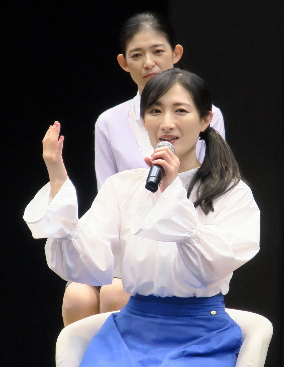 主演するBSテレ東ドラマ「ワカコ酒　Season9」座談会に登場した武田梨奈（手前）。後ろは山田キヌヲ