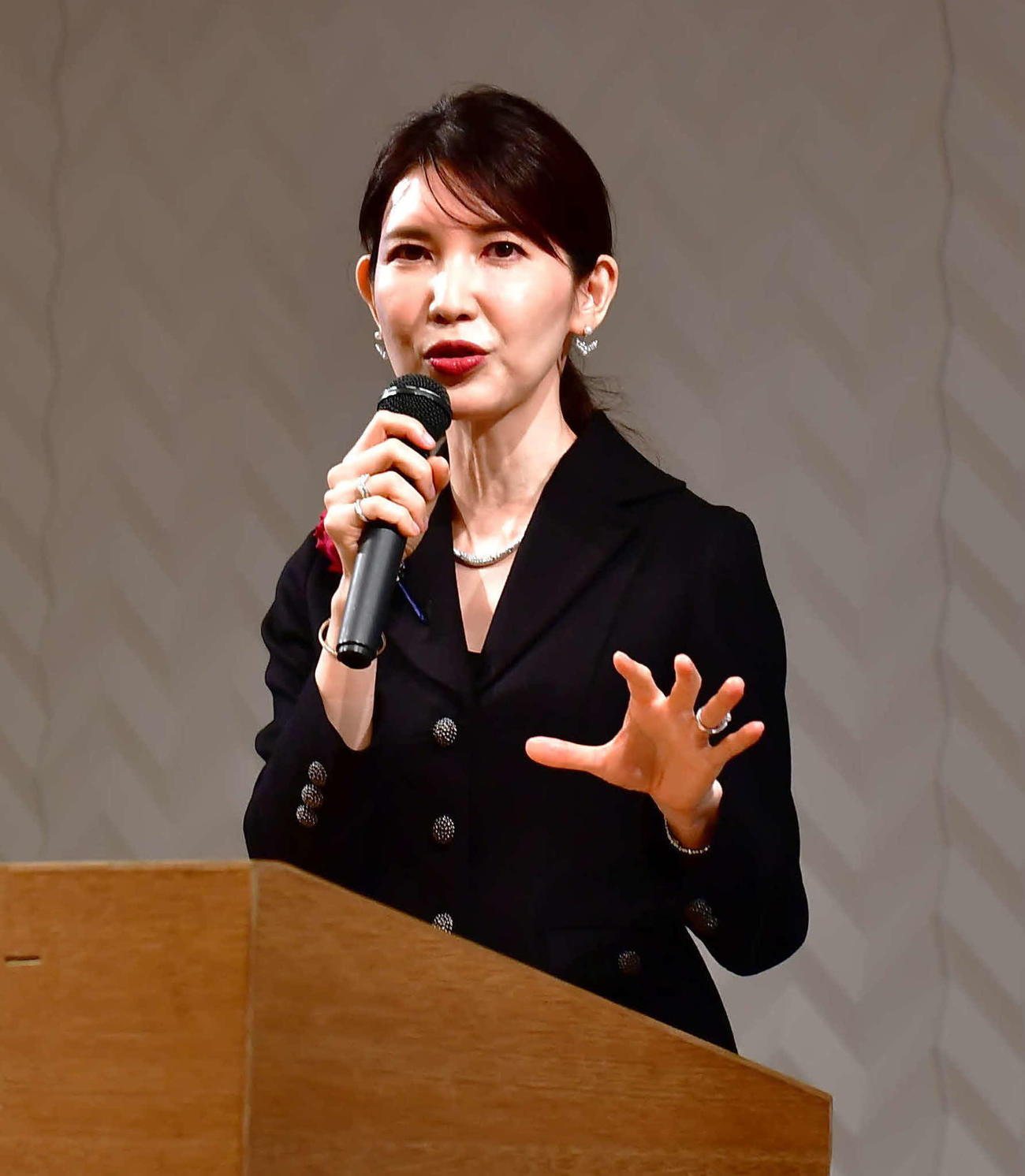 大手美容皮膚科「シロノクリニック」30周年記念式典で講義を行った友利新氏（撮影・松尾幸之介）