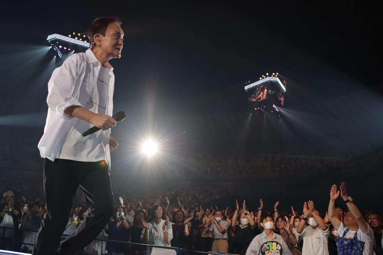 全国アリーナツアー「みんなで自己ベスト！！」最終日公演でパフォーマンスする小田和正（岩佐篤樹氏撮影）