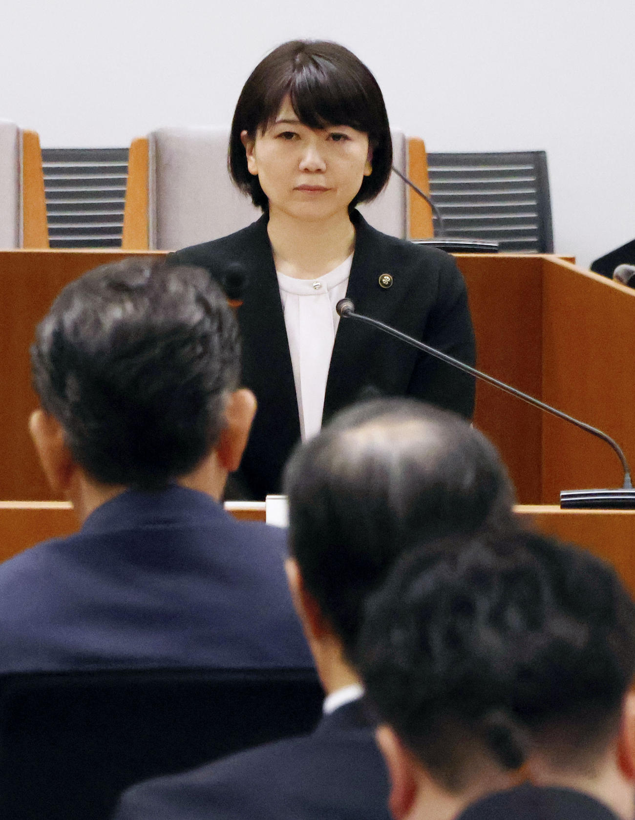 市議全員との会合に臨む前橋市の小川晶市長＝2日午前、前橋市議会庁舎（共同）