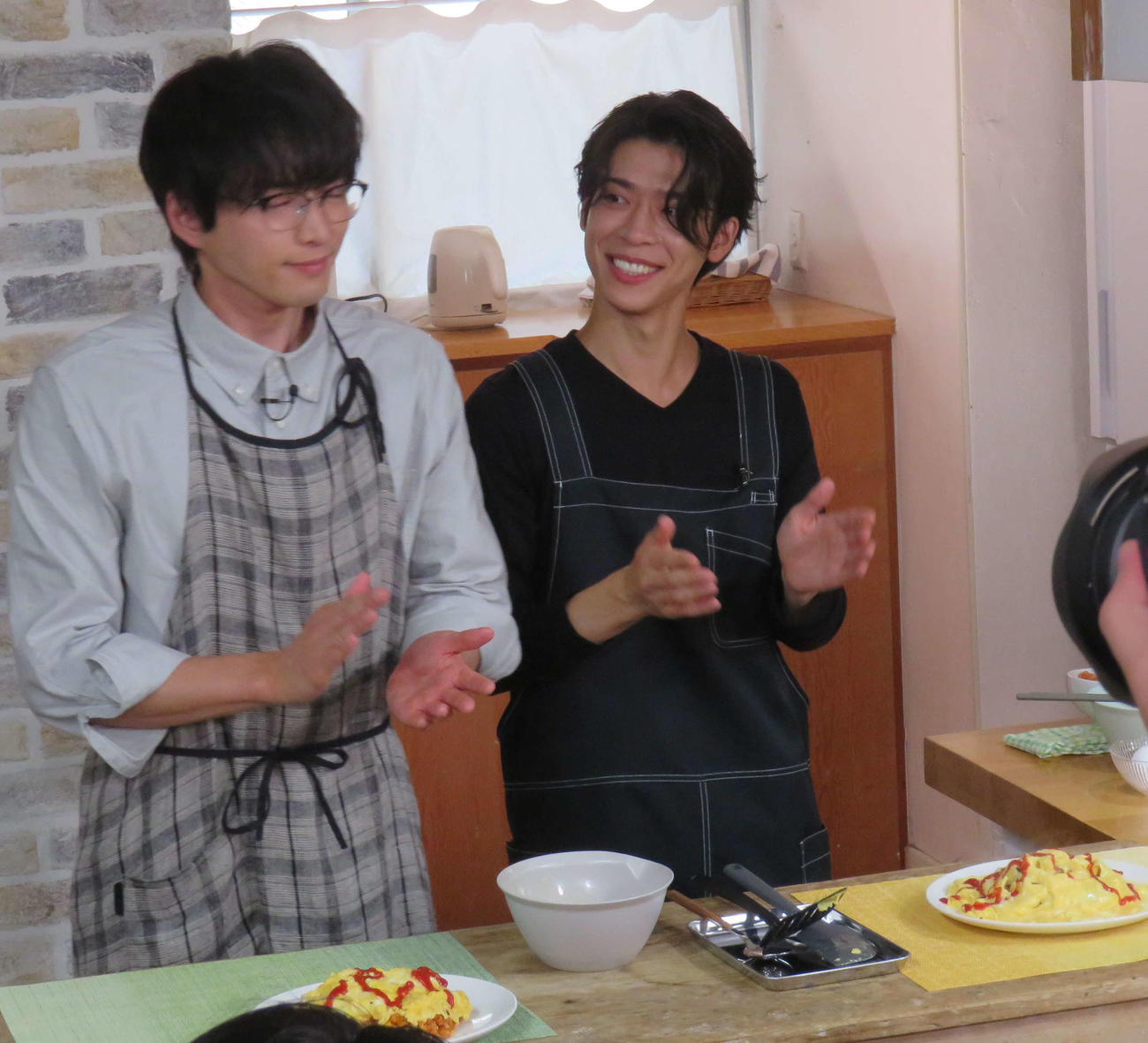 テレビ朝日系ドラマ「パパと親父のウチご飯」の取材会でオムライスを作った白洲迅（左）と松島聡