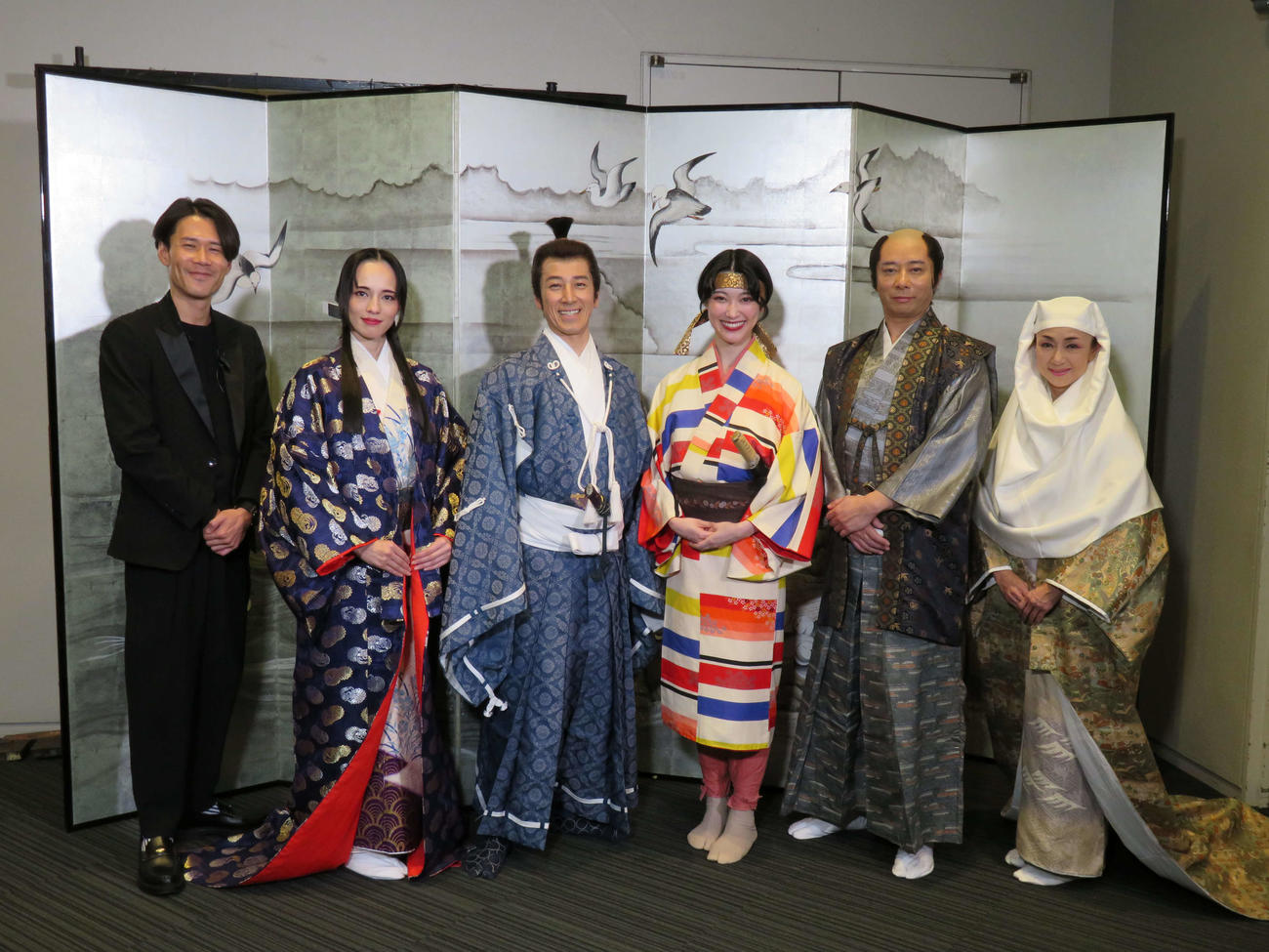 舞台「PRINCESS TOKUGAWA」囲み取材に出席した、左から野口大輔氏、大湖せしる、和泉元彌、桜井凜、いしだ壱成、麻乃佳世（撮影・村上幸将）
