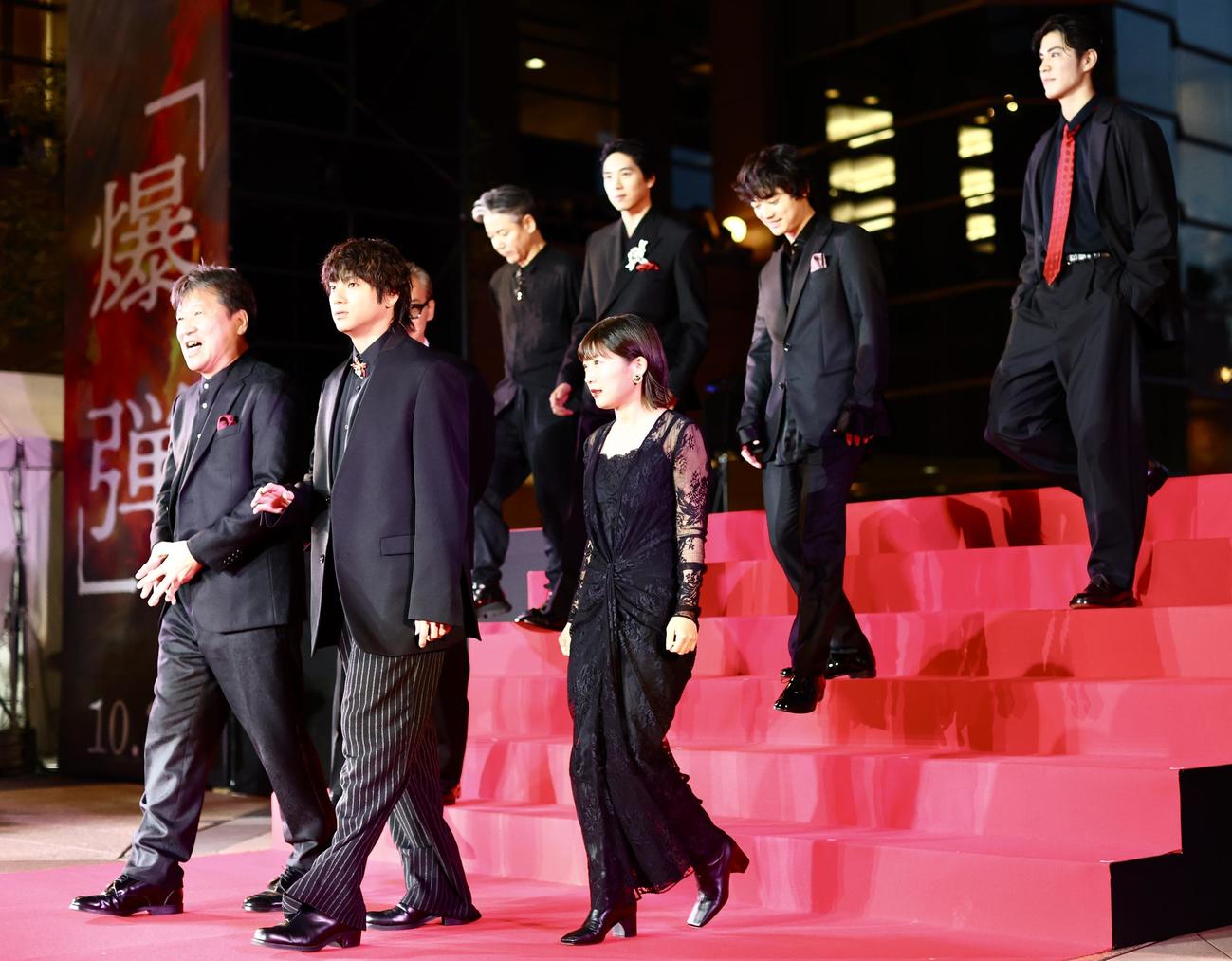 レッドカーペットを歩く、左から佐藤二朗、山田裕貴、伊藤沙莉ら演者たち（撮影・河田真司）
