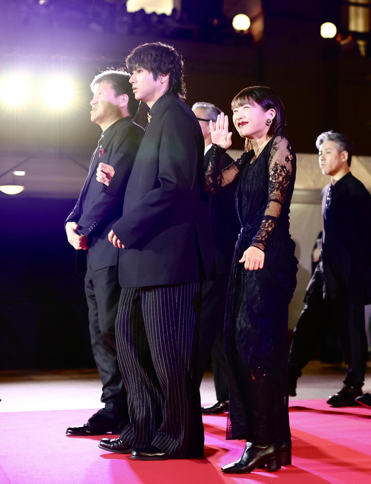 ファンの声援に応えながらレッドカーペットを歩く伊藤沙莉（手前右）と山田裕貴（撮影・河田真司）