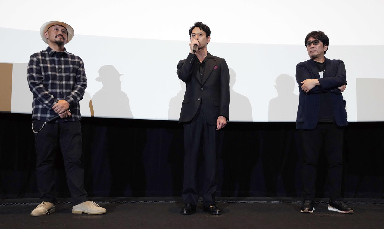 映画「宝島」東京キャラバンイベントに登場する、左から原作者の真藤順丈氏、妻夫木聡、大友啓史監督（撮影・小島史椰）