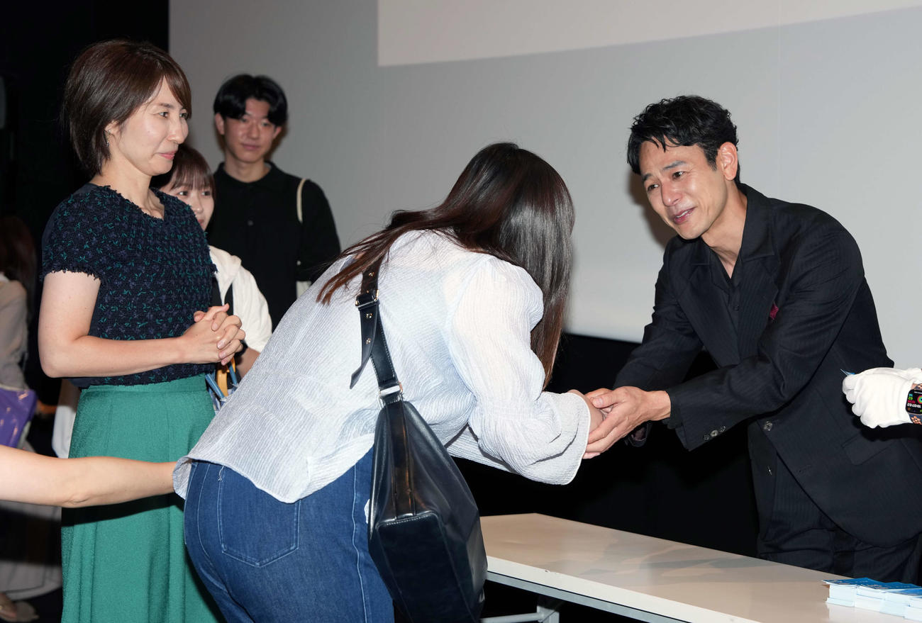 映画「宝島」東京キャラバンイベントに登場し名刺を手渡しする妻夫木聡（右）（撮影・小島史椰）