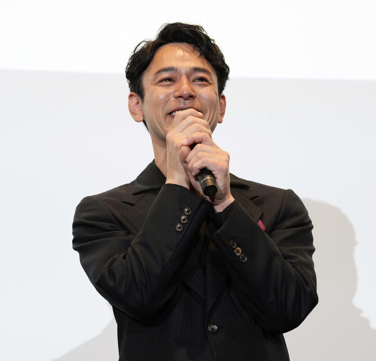 映画「宝島」東京キャラバンイベントに登場し目に涙を浮かべる妻夫木聡（撮影・小島史椰）