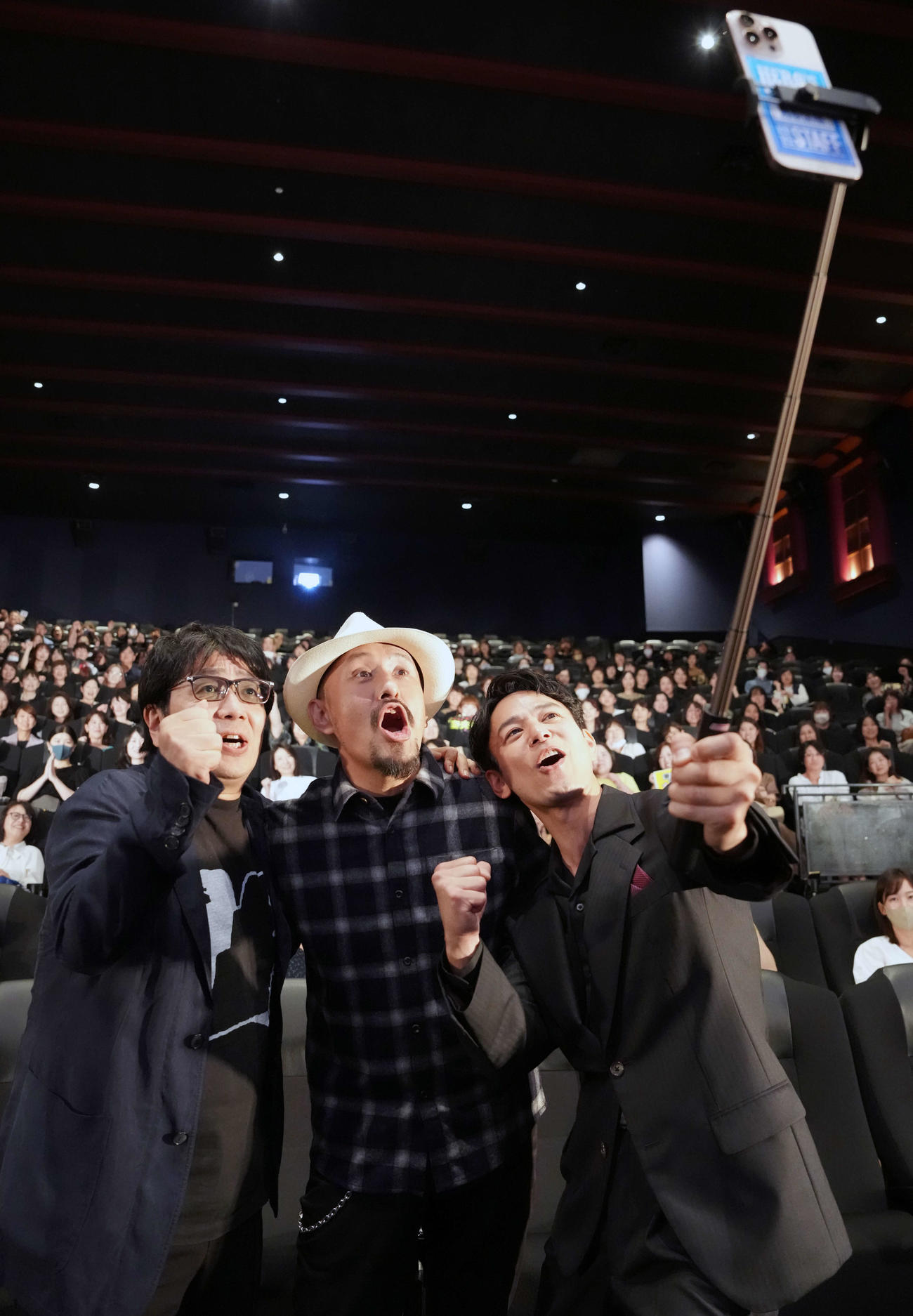 映画「宝島」東京キャラバンイベントに登場し写真を撮る、左から大友啓史監督、原作者の真藤順丈氏、妻夫木聡（撮影・小島史椰）