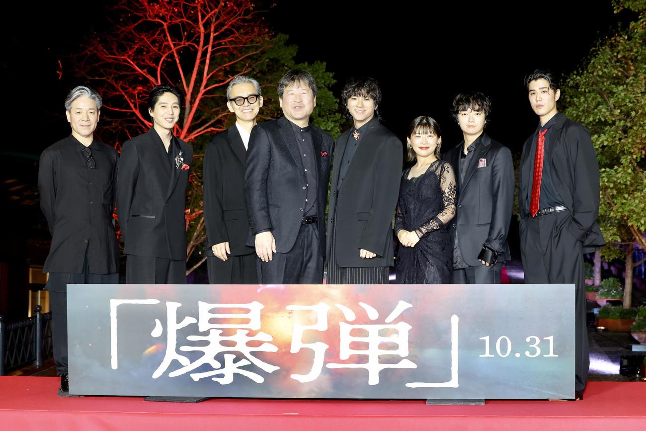 笑顔でフォトセッションに臨む山田裕貴（右から4人目）ら映画「爆弾」の演者たち。左から永井聡監督、坂東龍汰、渡部篤郎、佐藤二朗、1人おいて伊藤沙莉、染谷将太、寛一郎（撮影・河田真司）