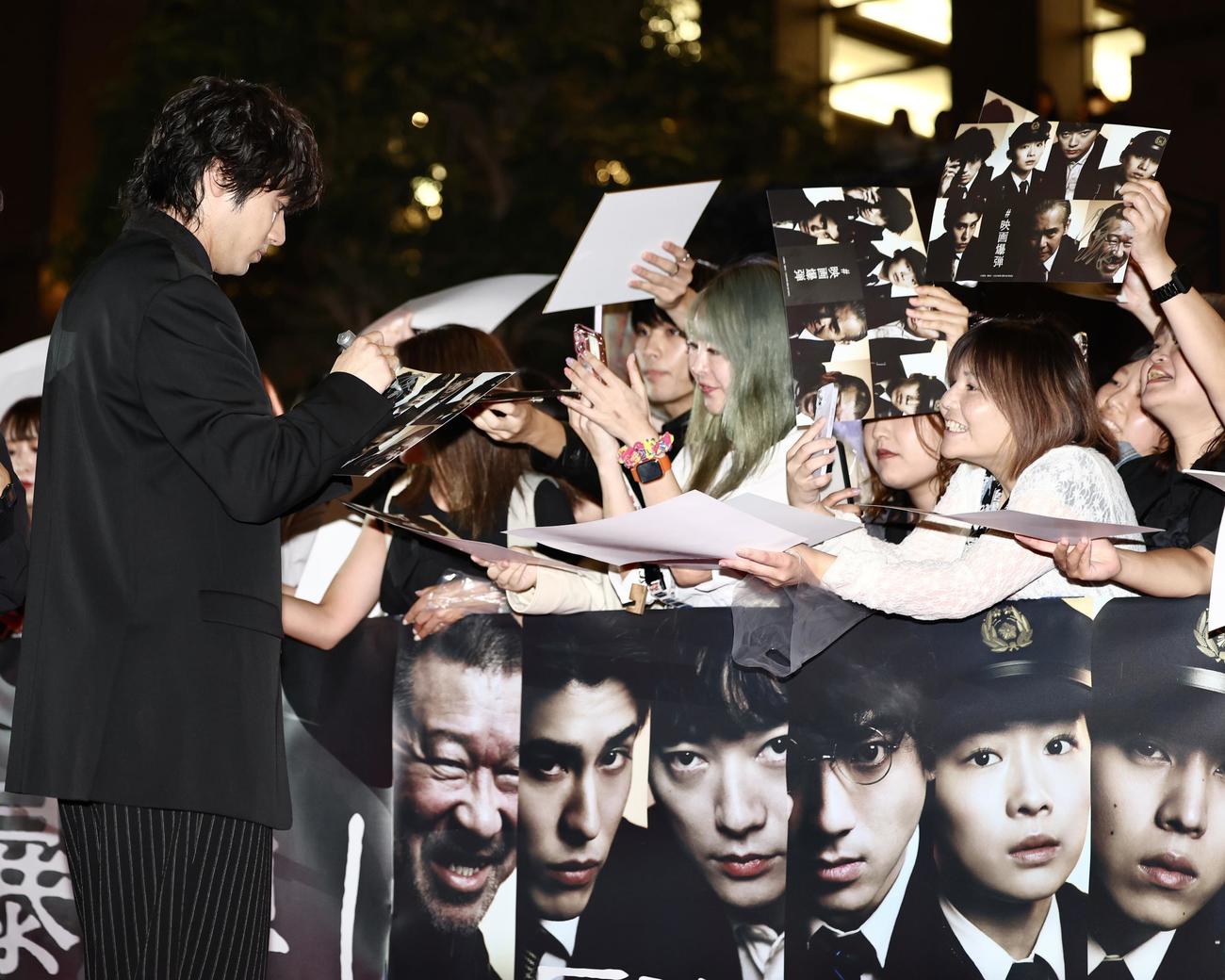 映画「爆弾」レッドカーペットイベントでファンサービスに応じる山田裕貴（撮影・河田真司）