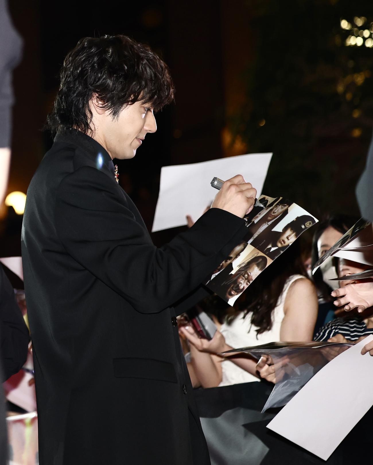 映画「爆弾」レッドカーペットイベントでファンサービスに応じる山田裕貴（撮影・河田真司）