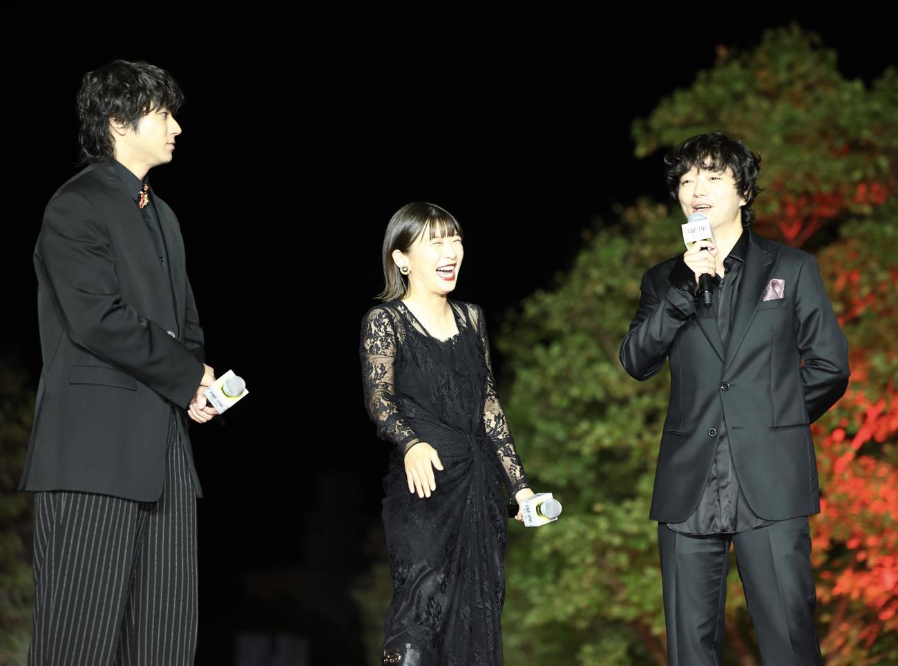トークで盛り上がる、左から山田裕貴、伊藤沙莉、染谷将太（撮影・河田真司）