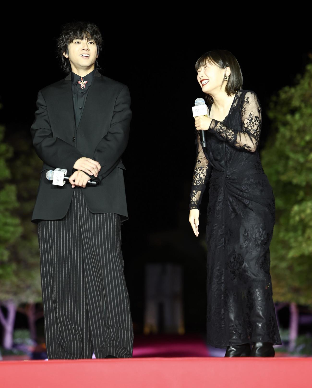 トークで盛り上がる山田裕貴（左）と伊藤沙莉（撮影・河田真司）