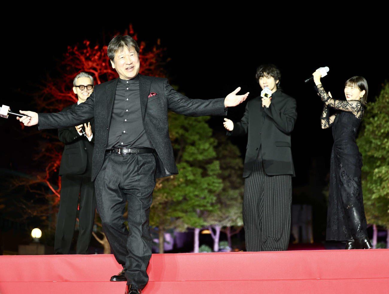 トークで盛り上がる佐藤二朗（手前）。後方左から渡部篤郎、山田裕貴、伊藤沙莉（撮影・河田真司）