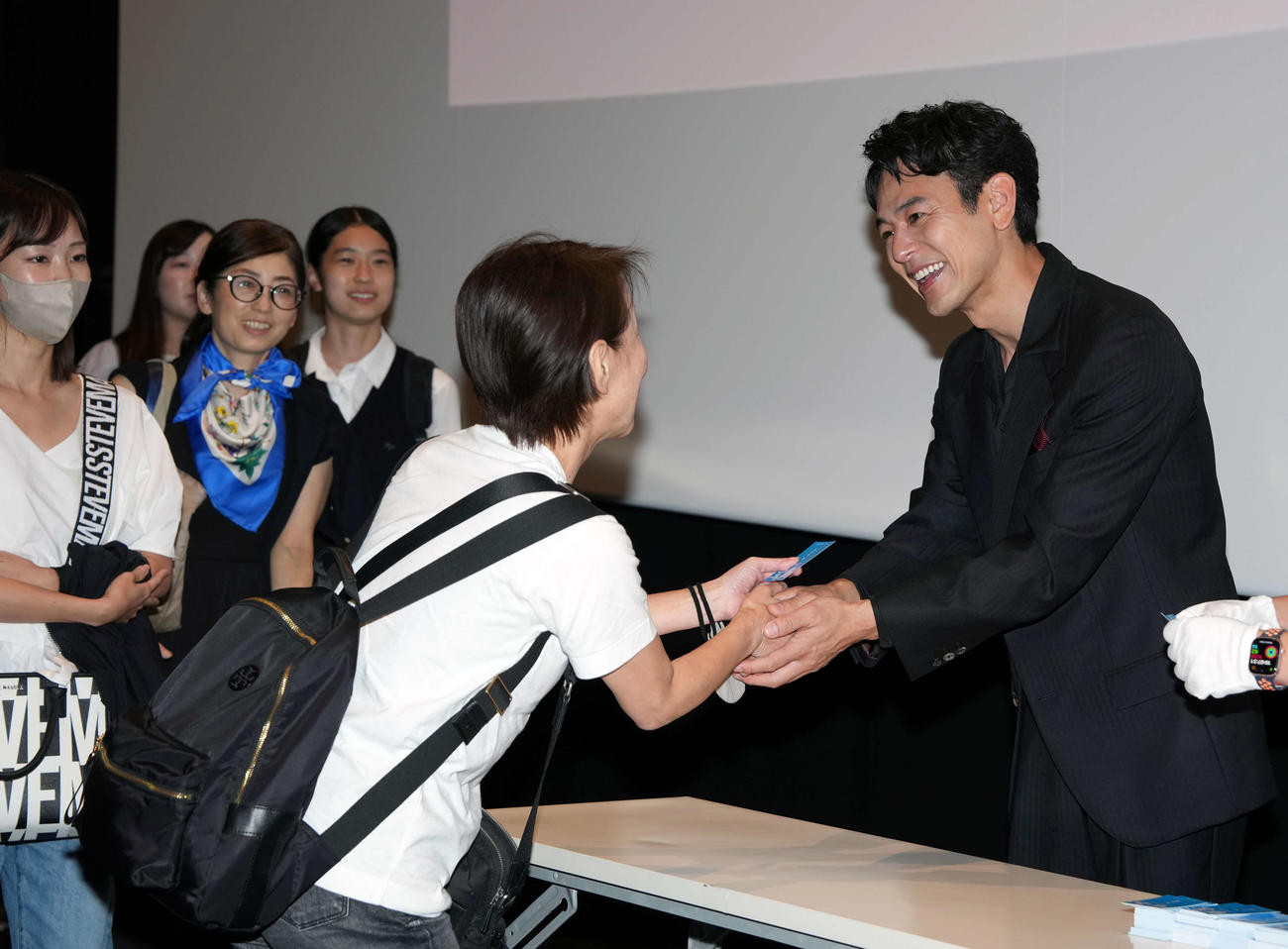 映画「宝島」東京キャラバンイベントに登場し名刺を手渡しする妻夫木聡（右）（撮影・小島史椰）
