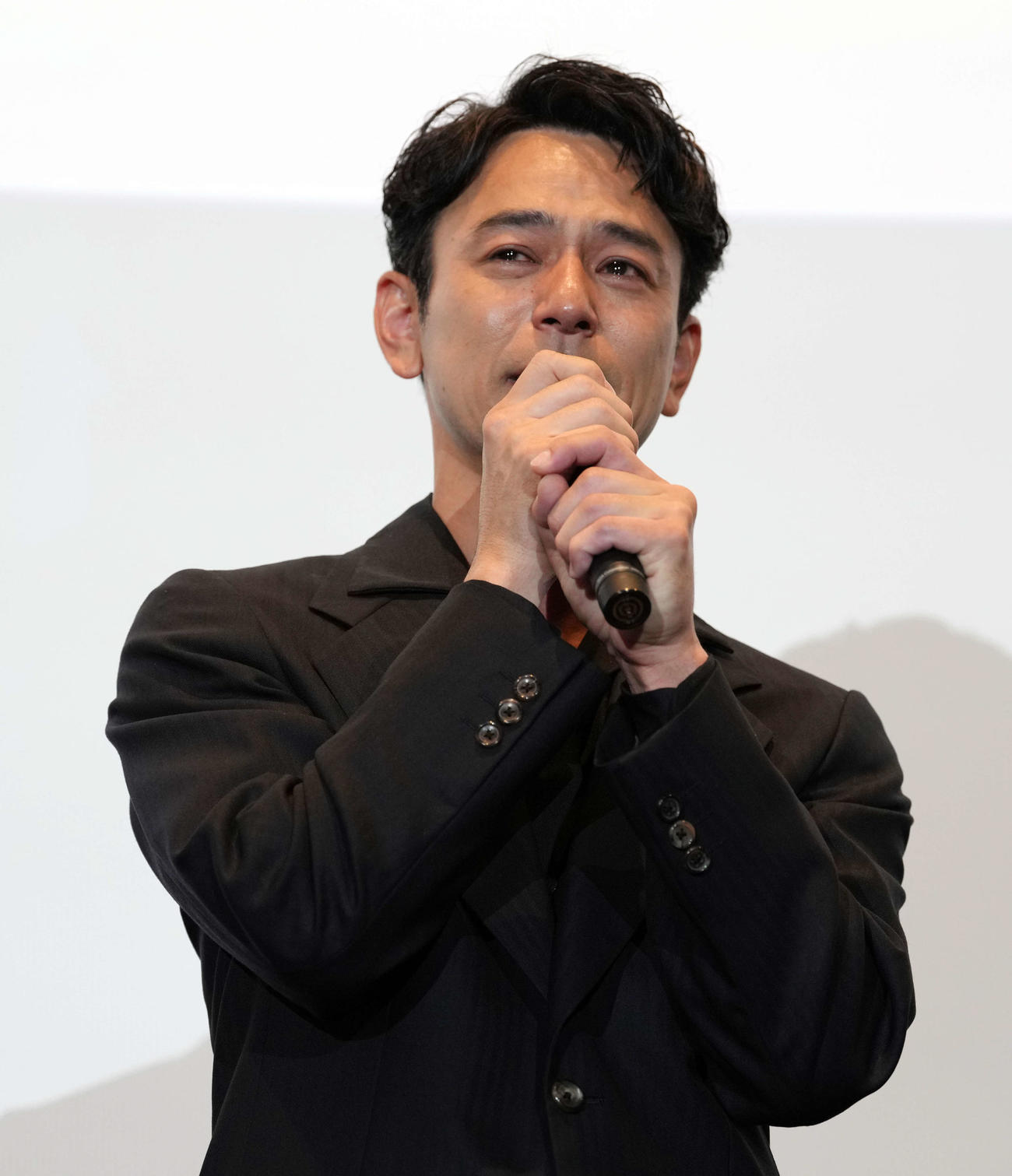 映画「宝島」東京キャラバンイベントに登場し目に涙を浮かべる妻夫木聡（撮影・小島史椰）