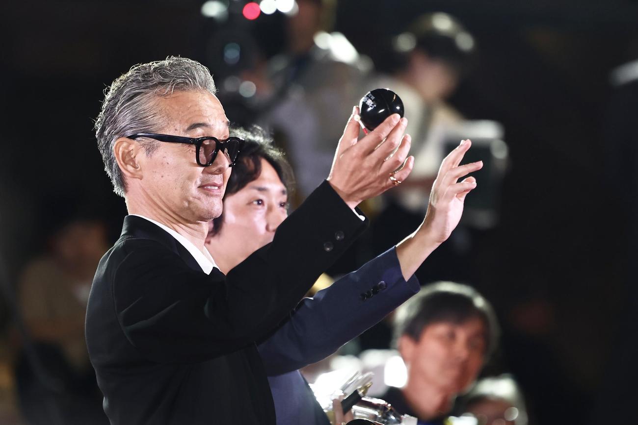 映画「爆弾」レッドカーペットイベントでファンサービスに応じる渡部篤郎（撮影・河田真司）